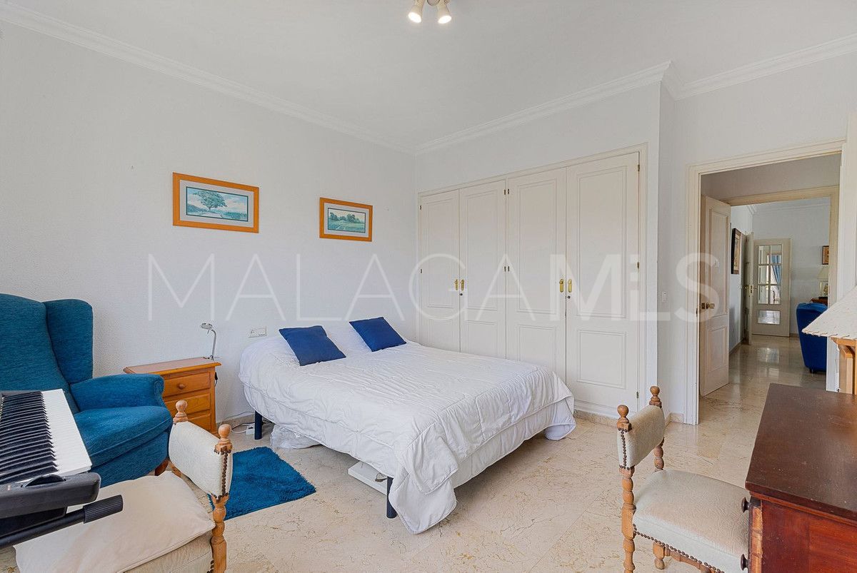 Buy apartment with 3 bedrooms in Guadalmina Alta