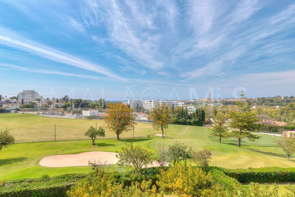 Buy apartment with 3 bedrooms in Guadalmina Alta