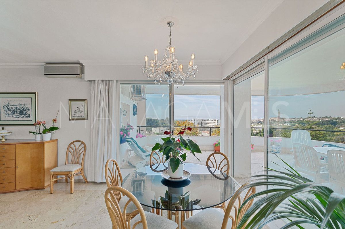 Buy apartment with 3 bedrooms in Guadalmina Alta