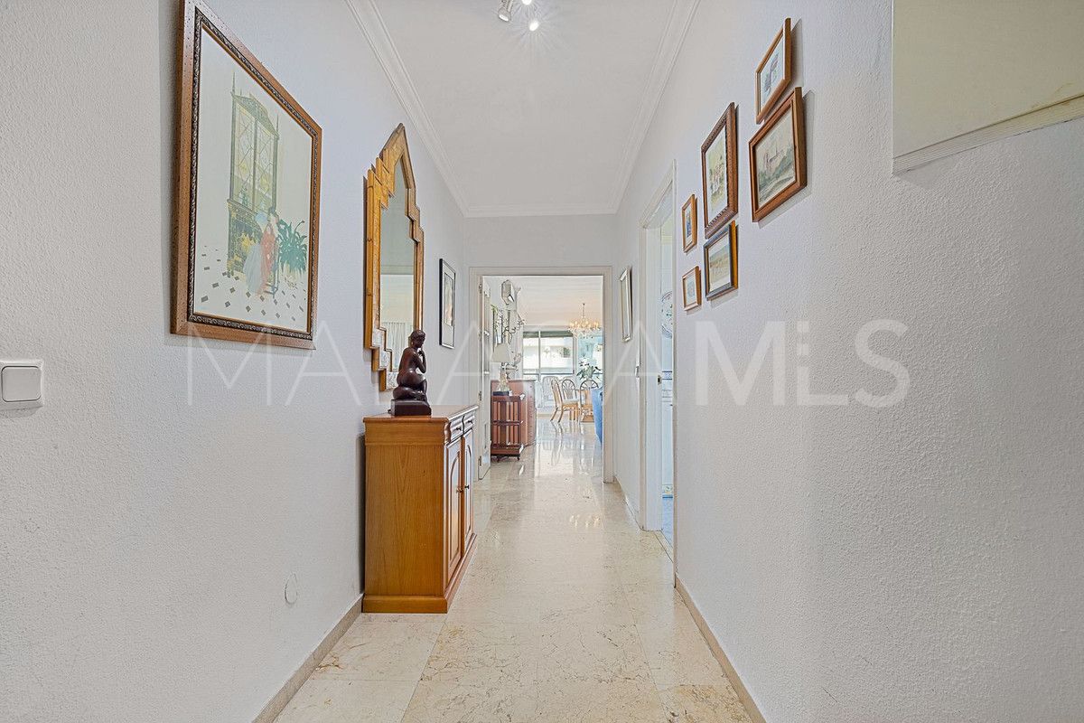 Buy apartment with 3 bedrooms in Guadalmina Alta