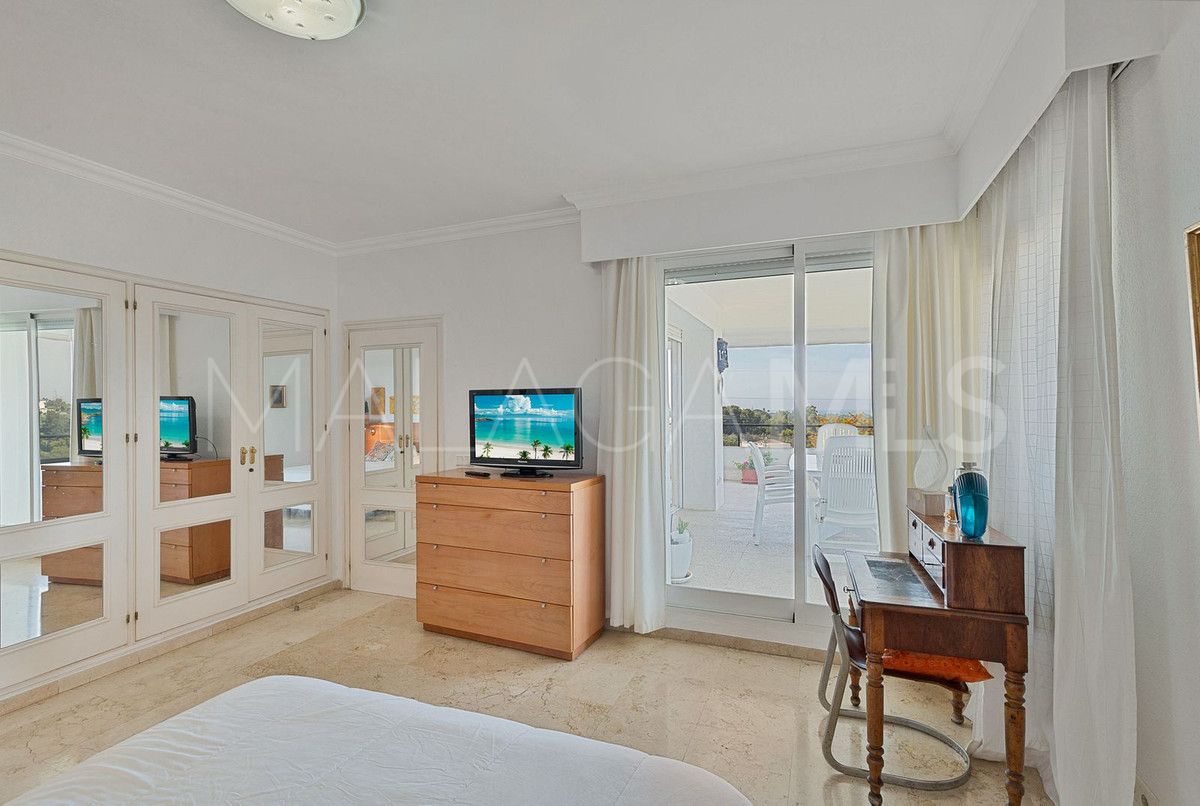Buy apartment with 3 bedrooms in Guadalmina Alta