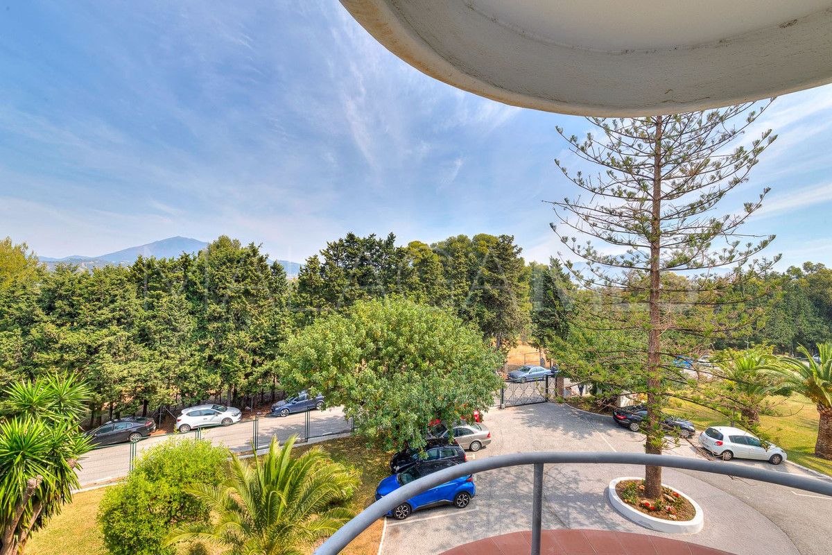 Buy apartment with 3 bedrooms in Guadalmina Alta