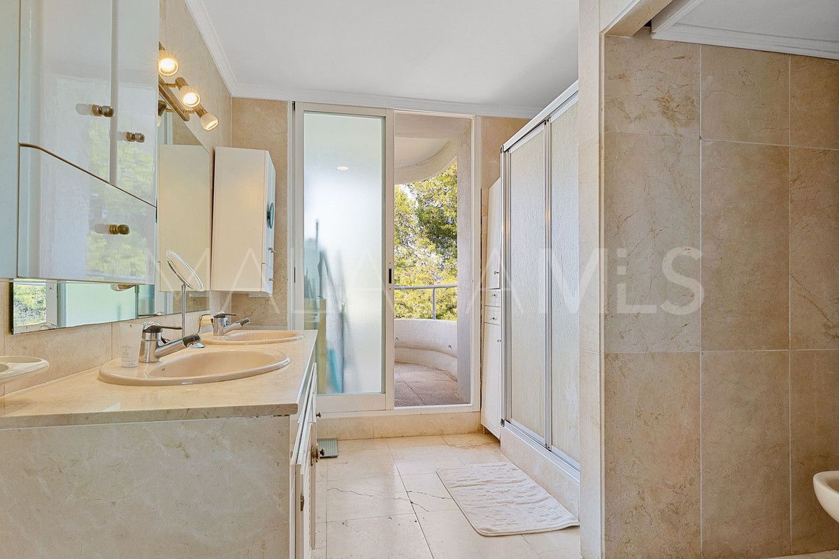 Buy apartment with 3 bedrooms in Guadalmina Alta
