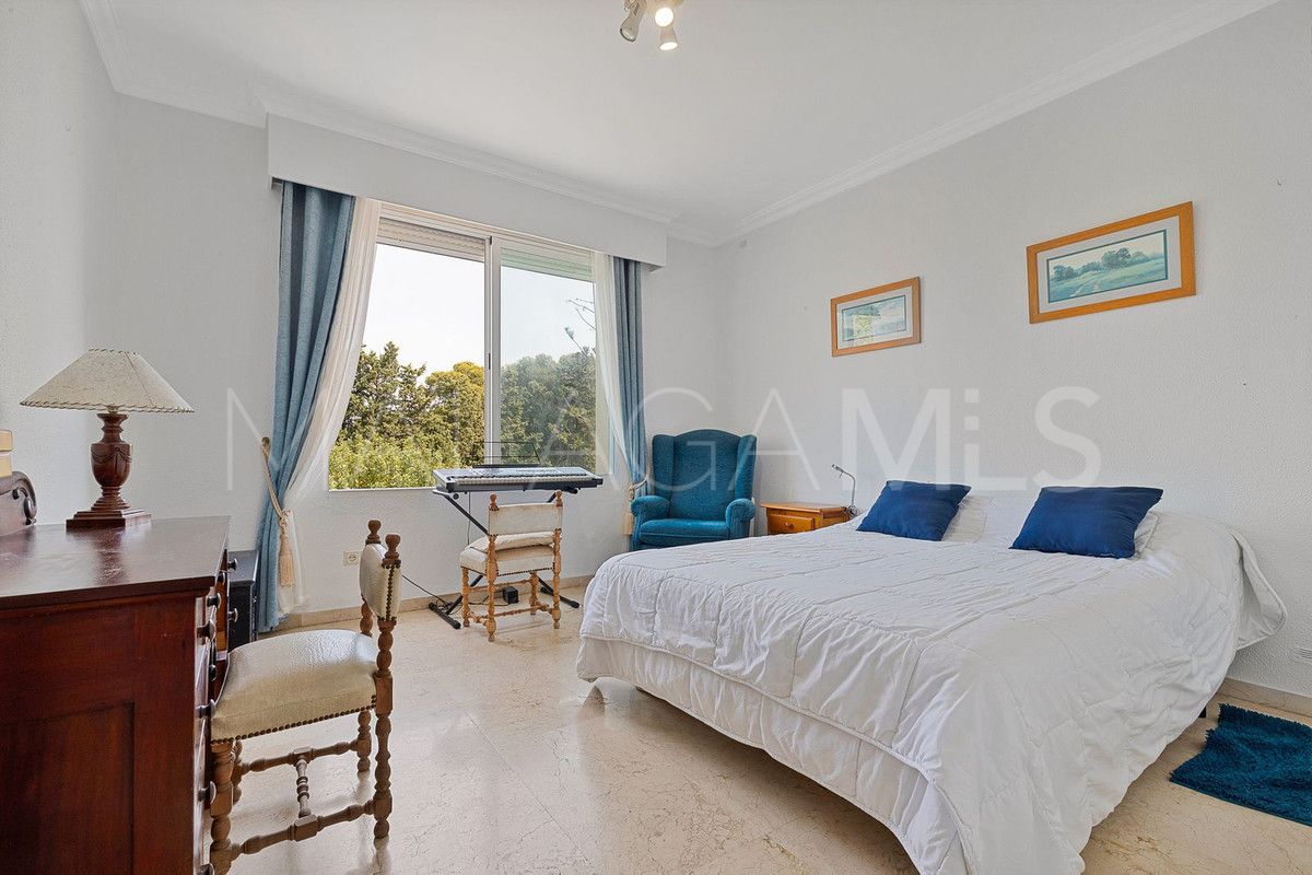 Buy apartment with 3 bedrooms in Guadalmina Alta