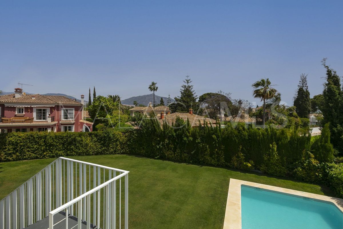Buy villa de 4 bedrooms in Guadalmina Alta