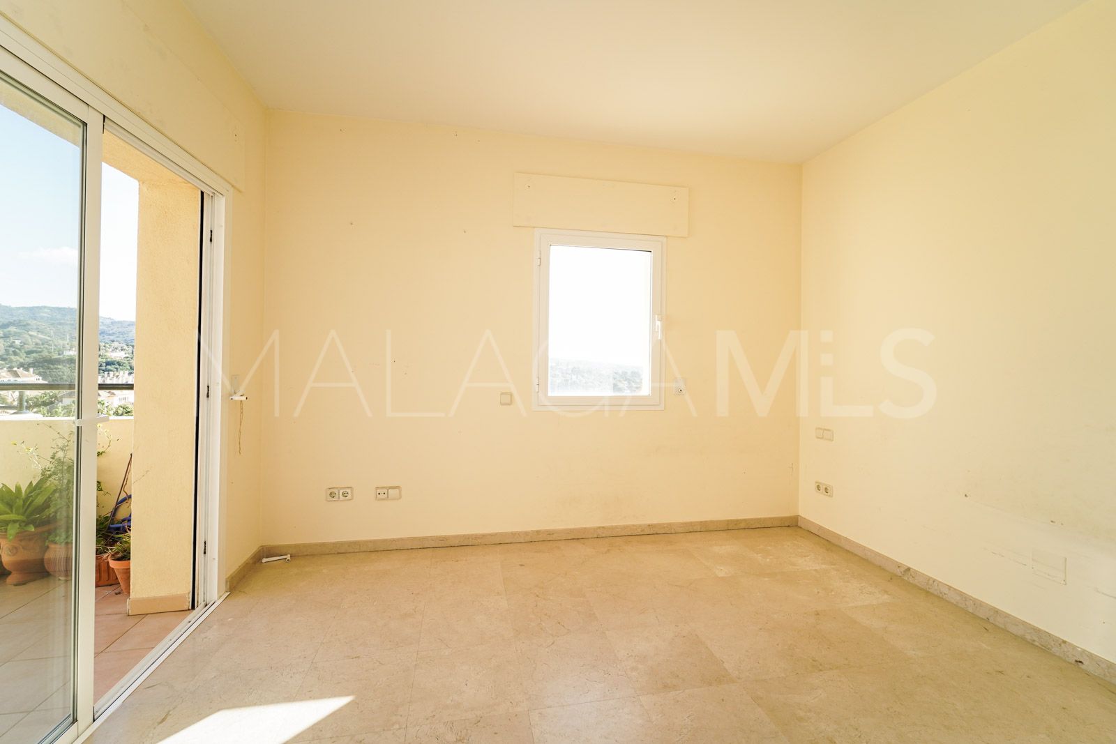 Duplex penthouse for sale in Elviria Hills
