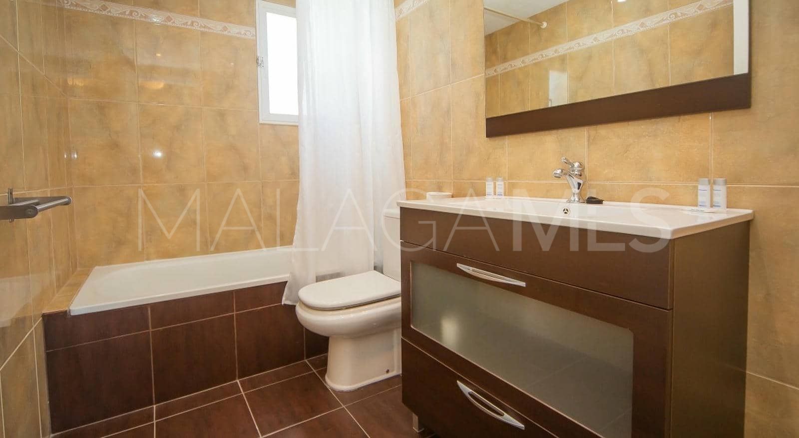 3 bedrooms town house in La Duquesa Golf for sale