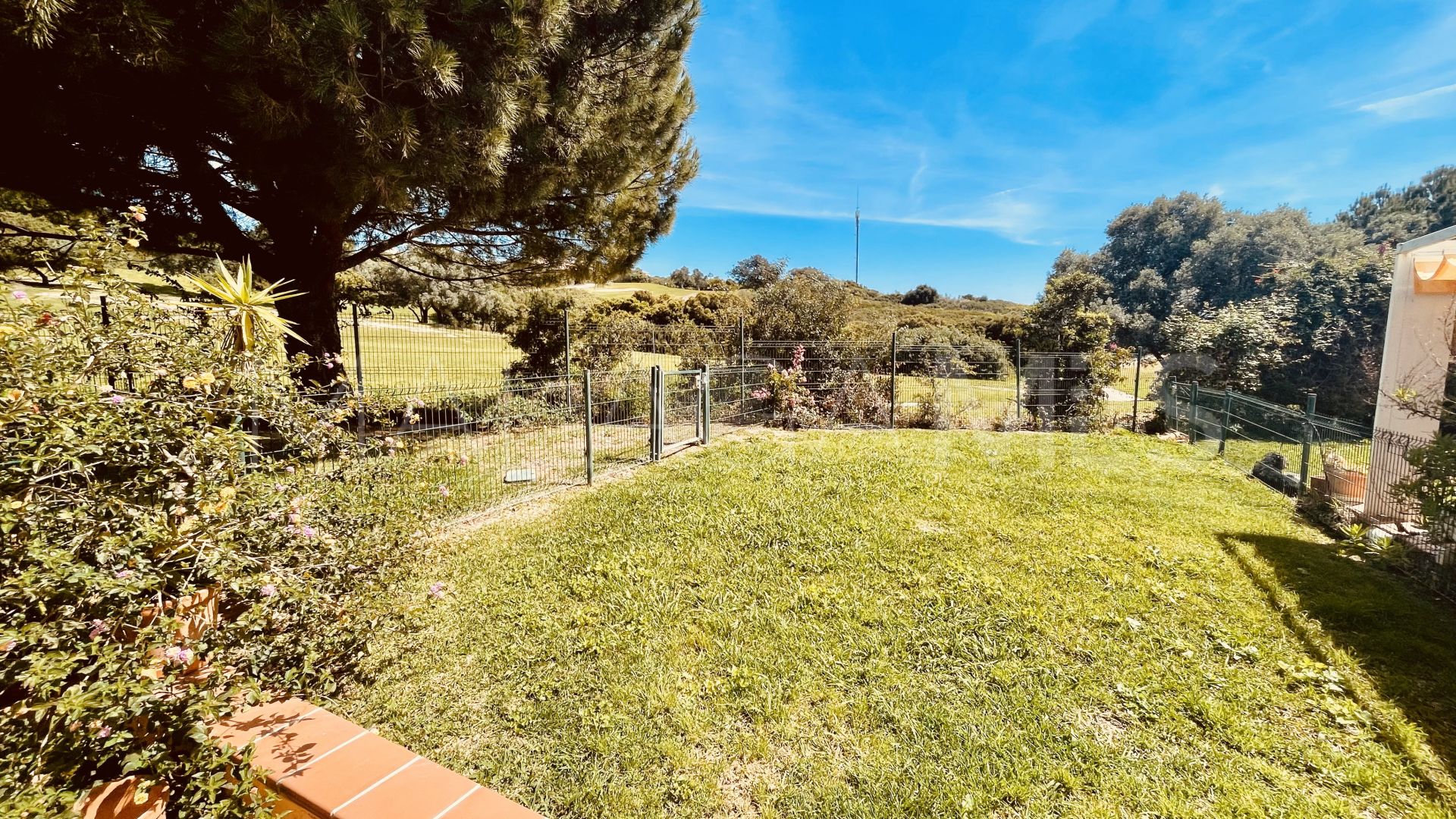 Adosado for sale in La Duquesa Golf de 3 bedrooms
