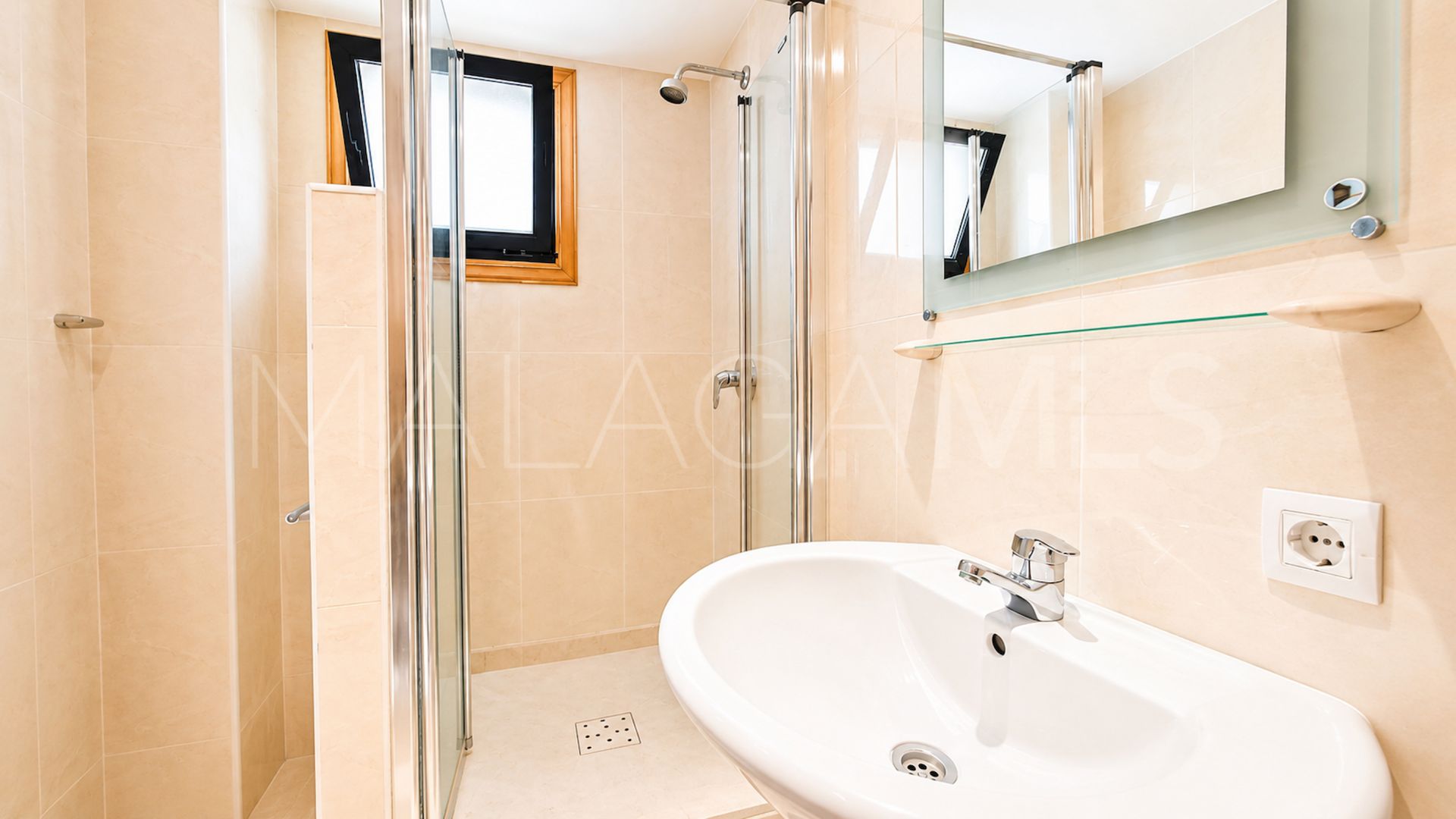 Buy villa in Sabinillas