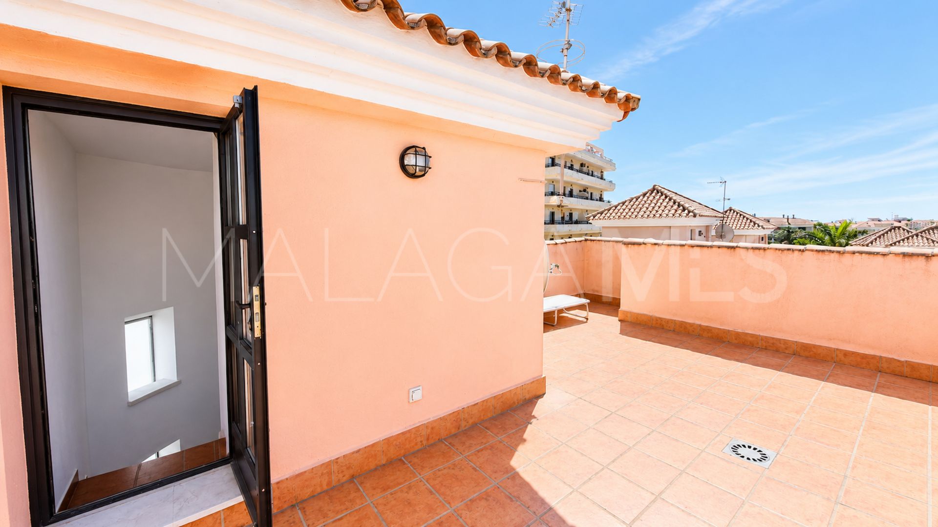 Buy villa in Sabinillas