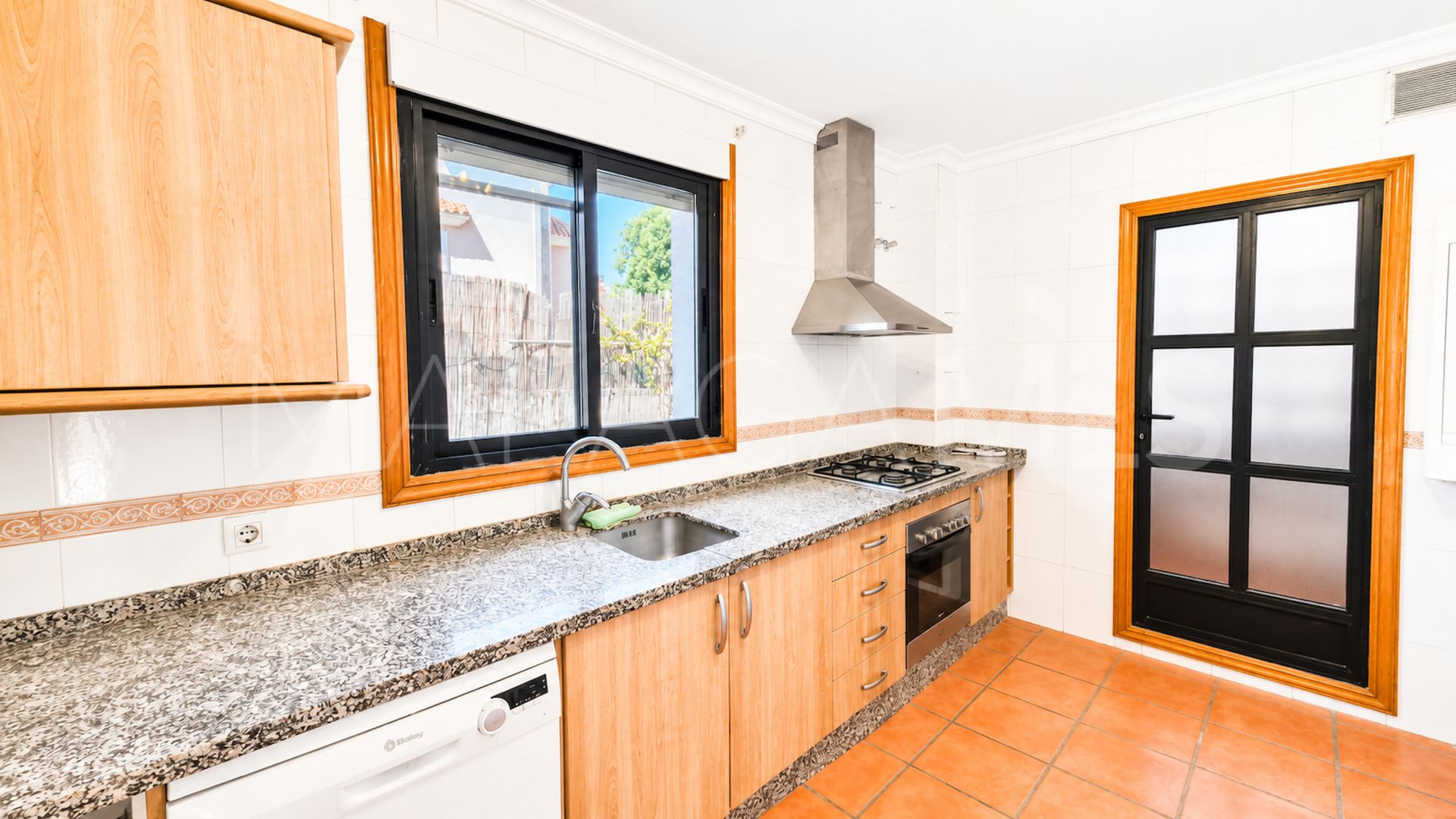 Buy villa in Sabinillas