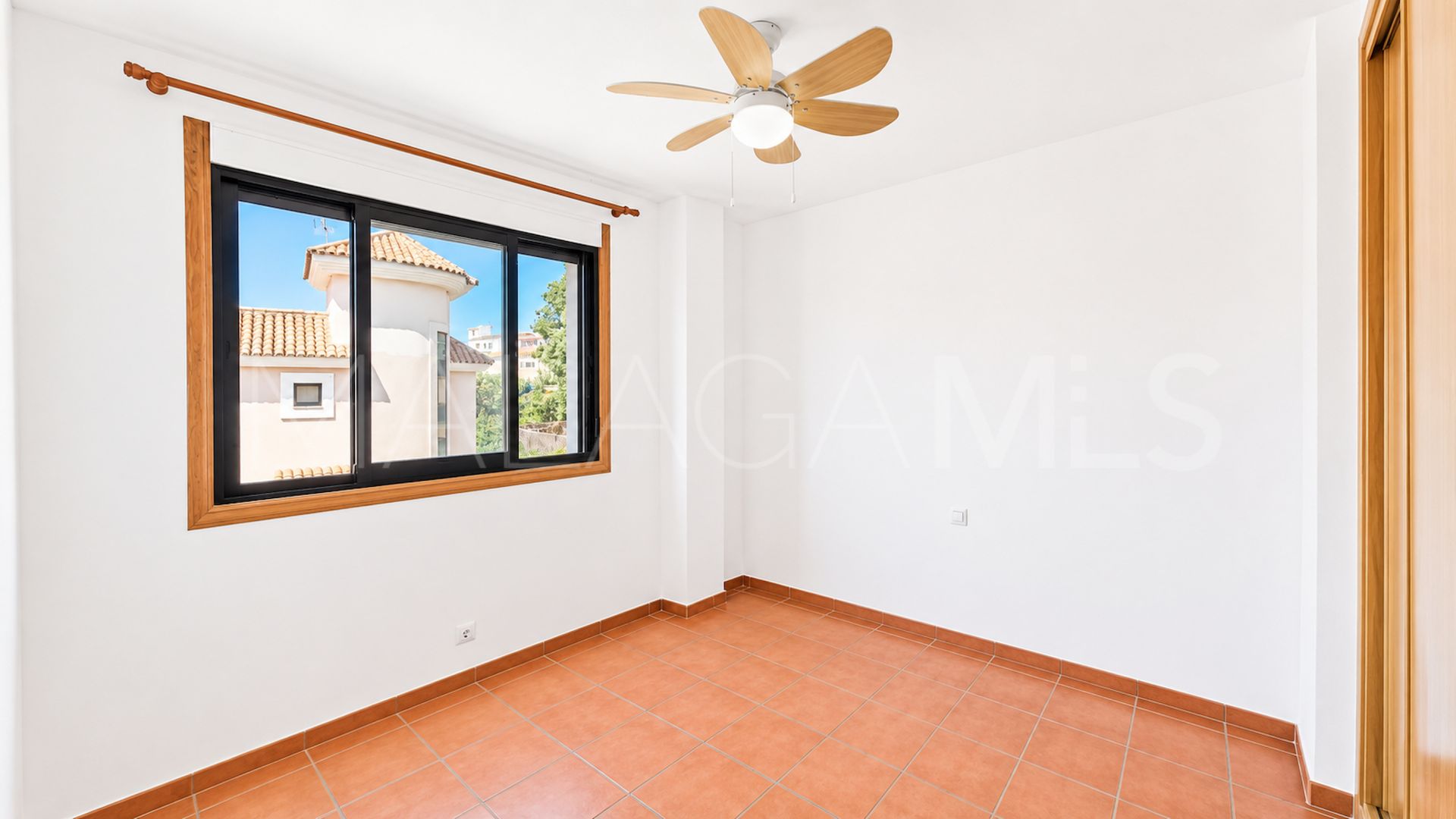Buy villa in Sabinillas
