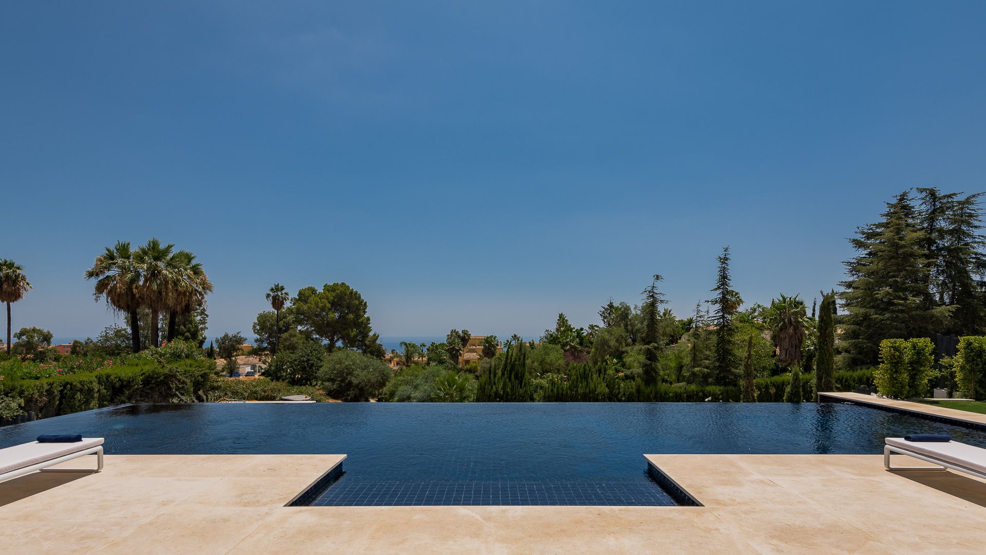 Infinity pool in Cascada de Camoján Marbella