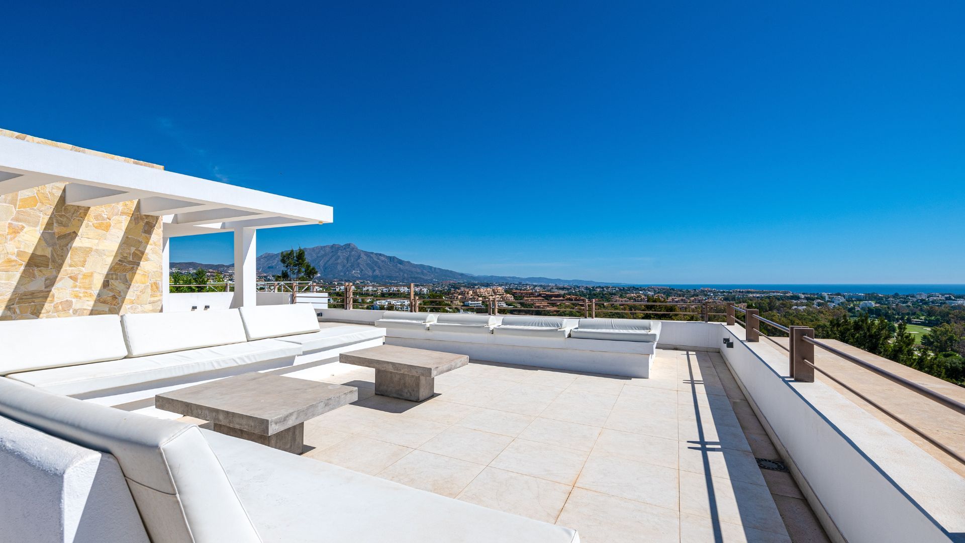 Dachterrasse mit Panoramablick auf die Berge und das Meer in La Alquería, Benahavís