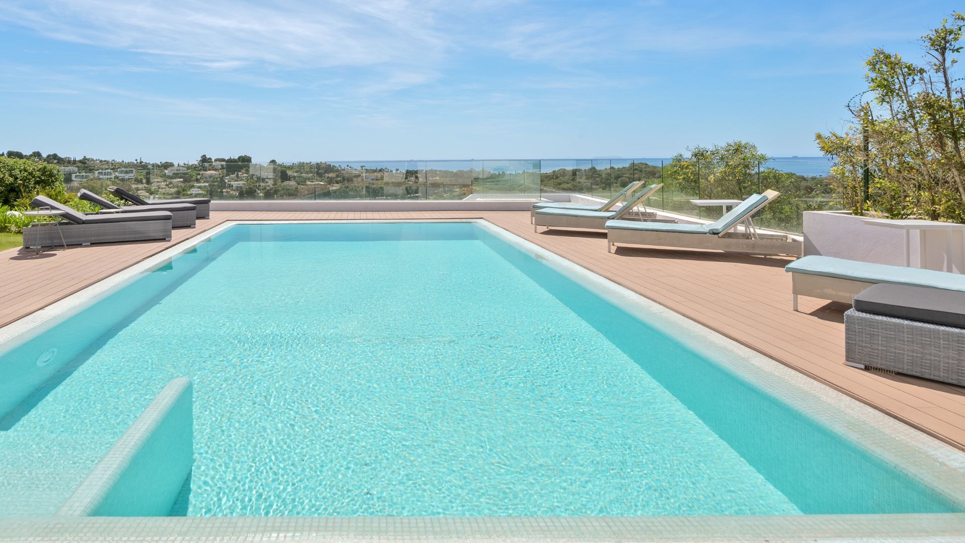 Swimmingpool und Terrassenbereich mit Panoramablick auf das Meer in El Paraíso, Benahavís