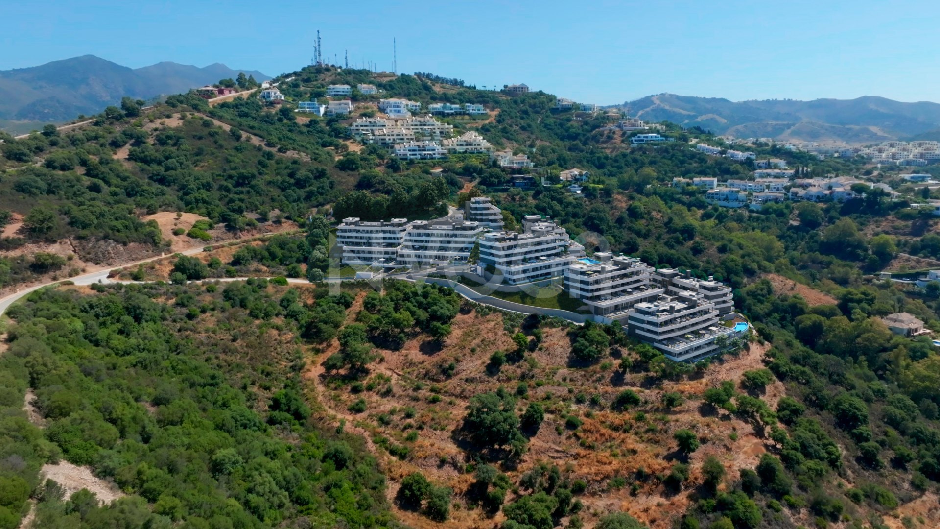 Magnificent new build flat with sea views and close to all amenities in Los Altos de Los Monteros, Marbella.