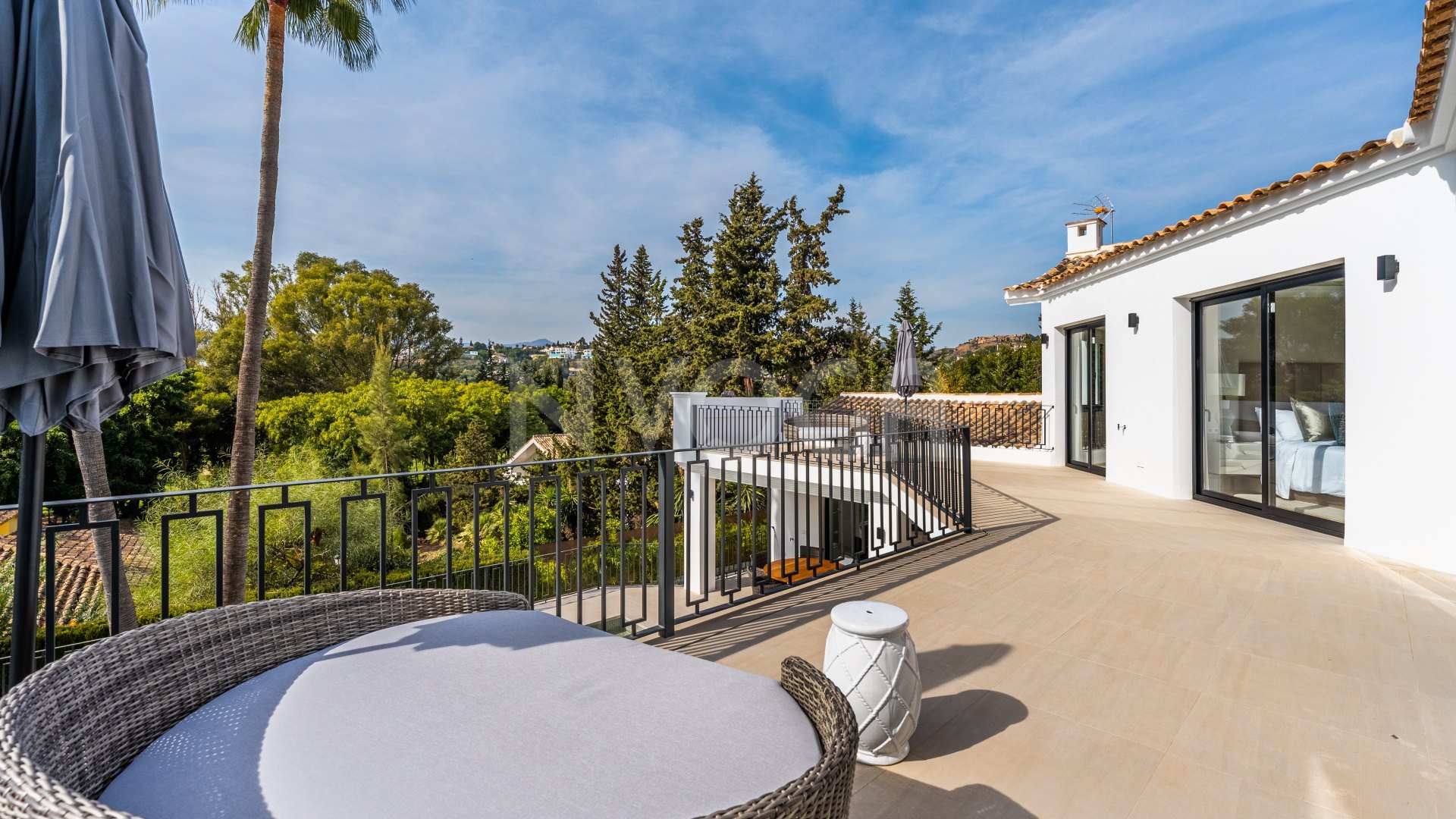 Preciosa villa contemporánea en El Paraíso, la Nueva Milla de Oro de Estepona
