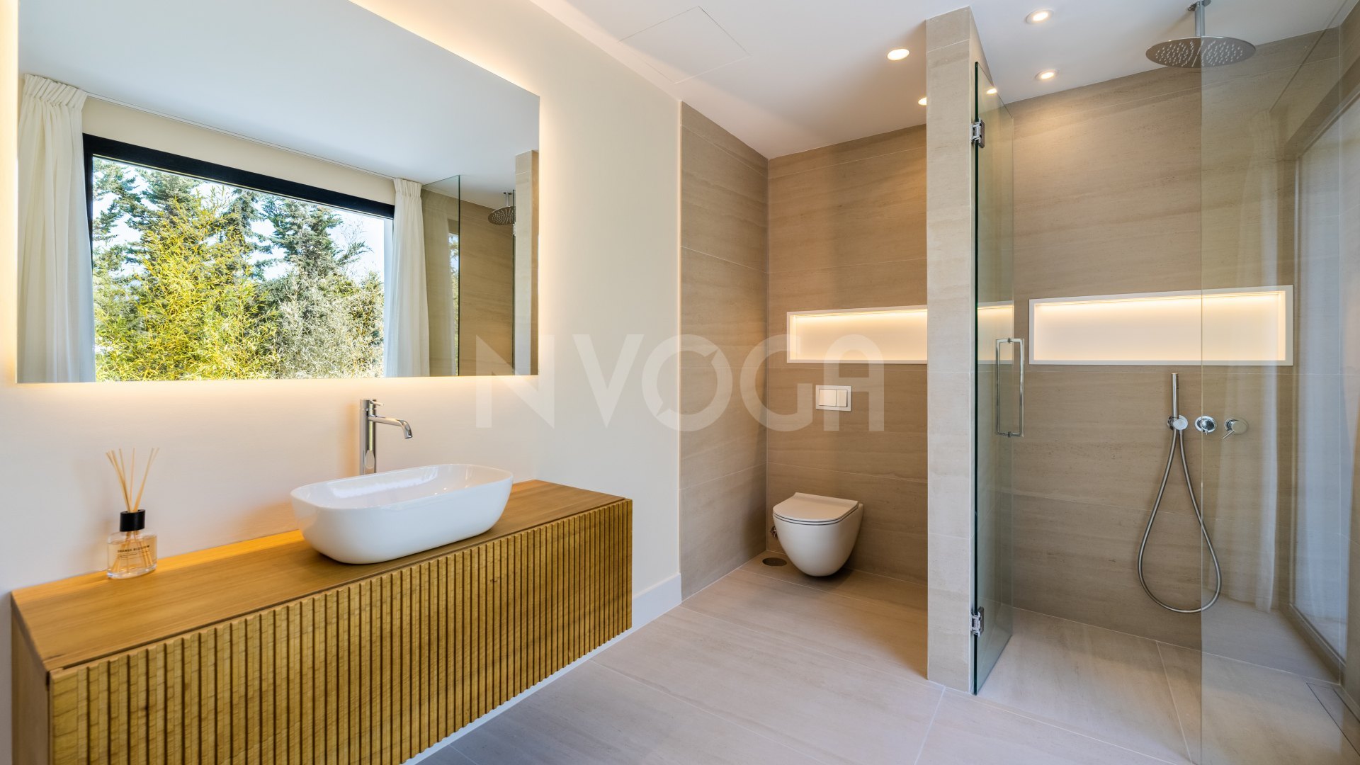 Preciosa villa contemporánea en El Paraíso, la Nueva Milla de Oro de Estepona