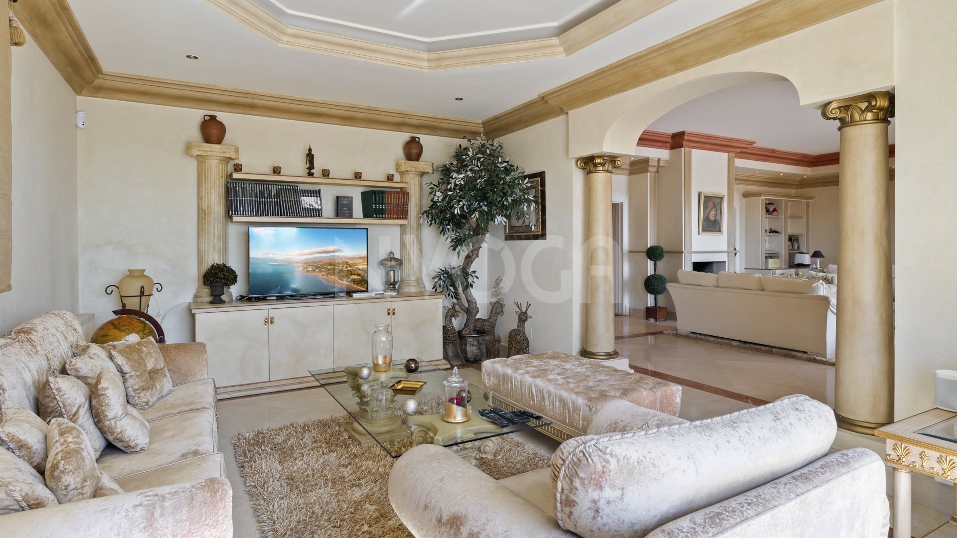 Classic style villa in El Paraíso Alto