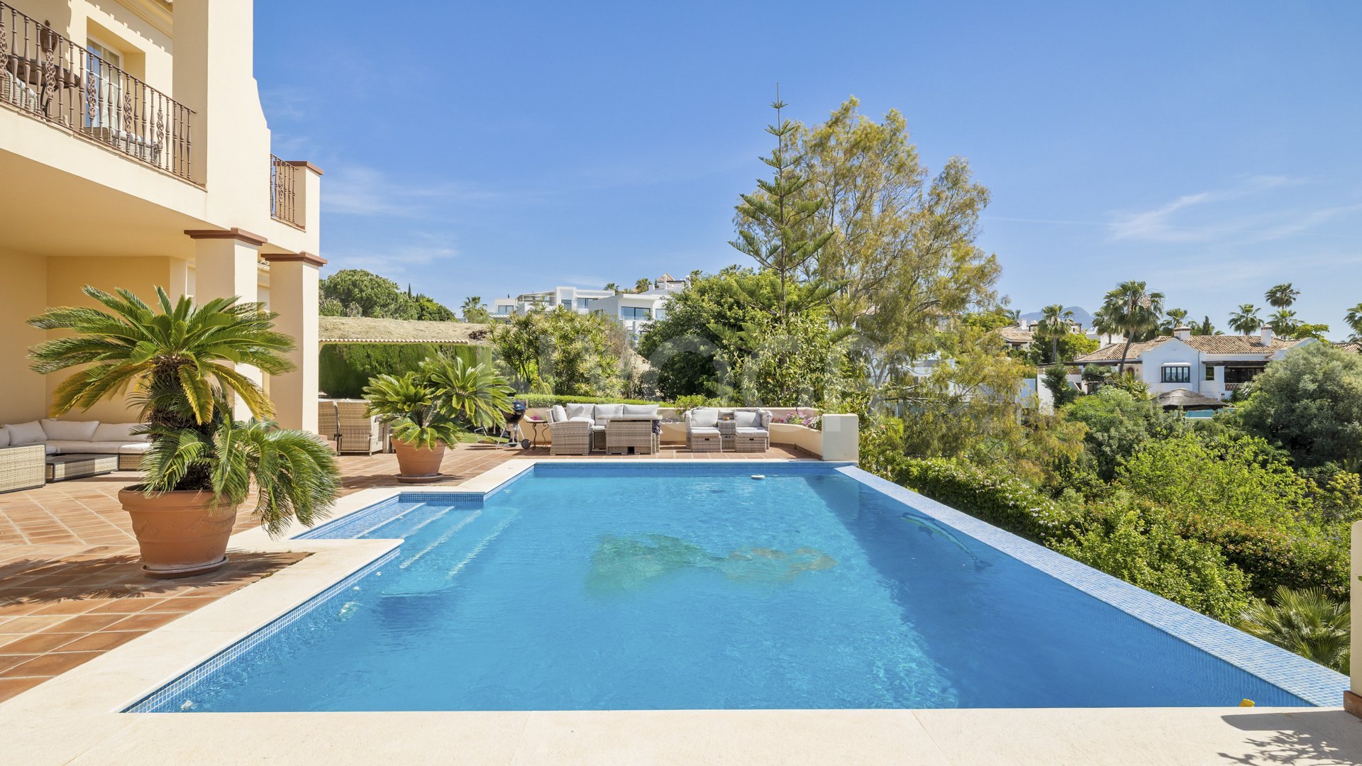 Classic style villa in El Paraíso Alto