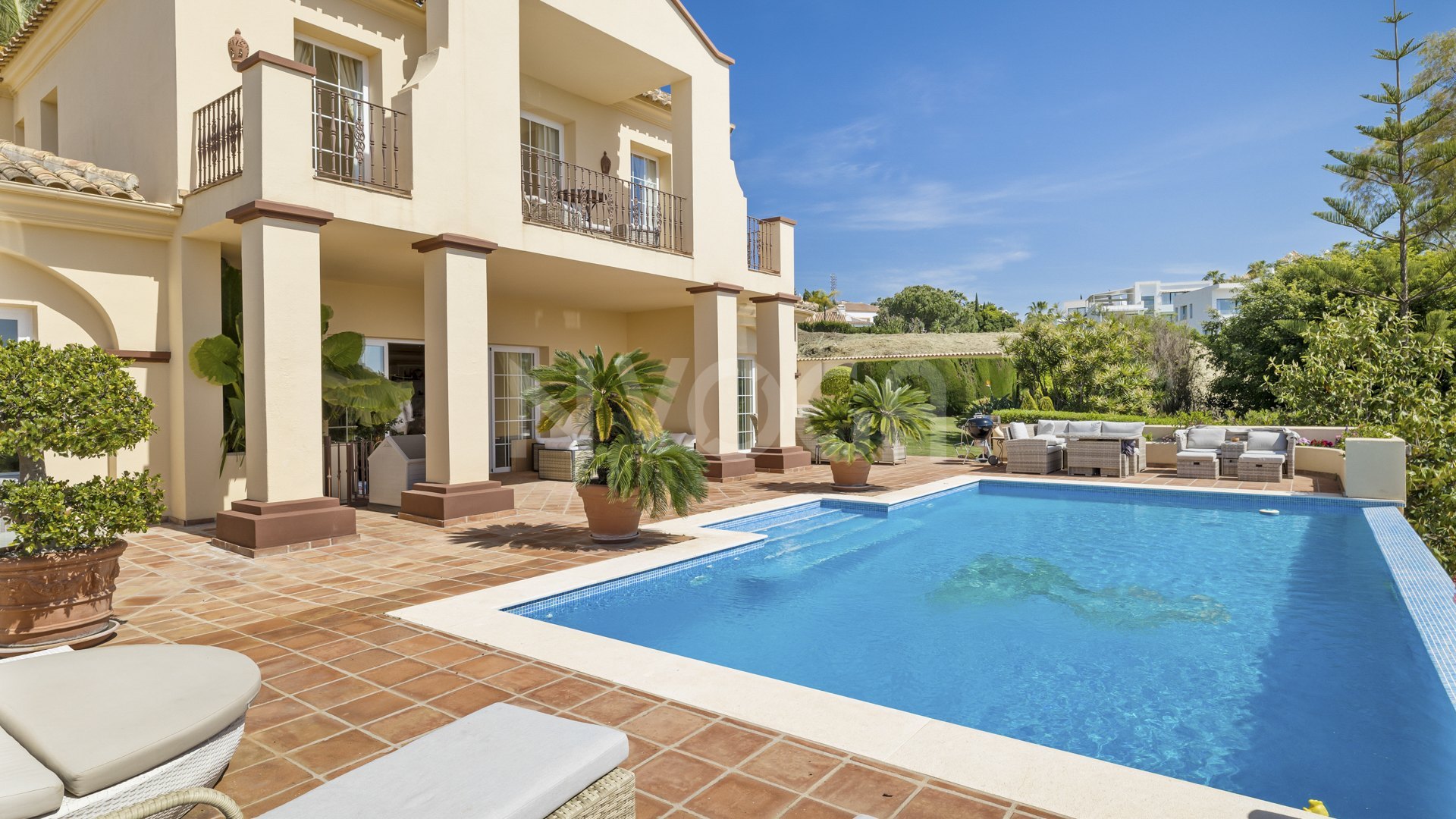 Classic style villa in El Paraíso Alto