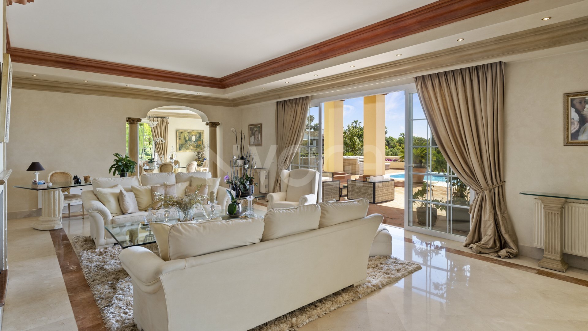 Classic style villa in El Paraíso Alto