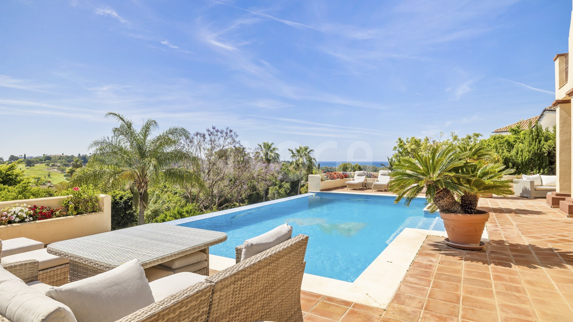 Classic style villa in El Paraíso Alto