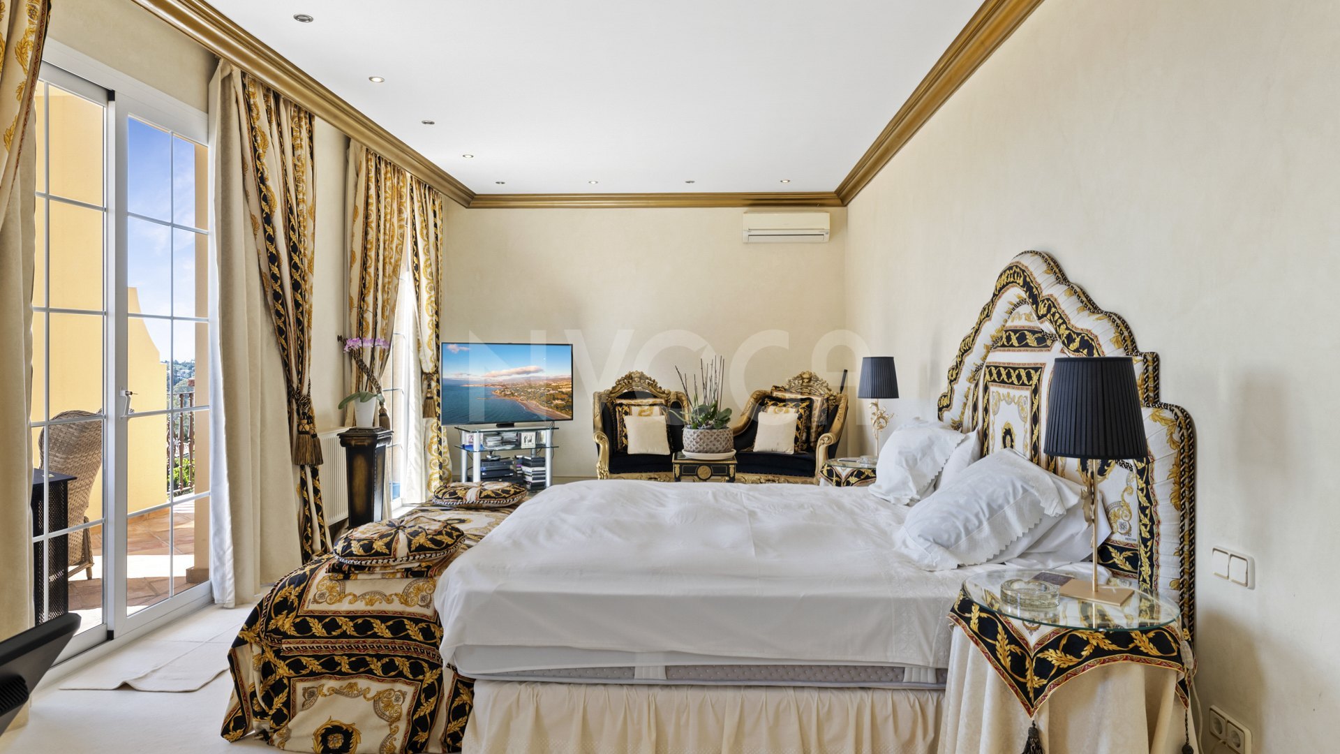 Classic style villa in El Paraíso Alto