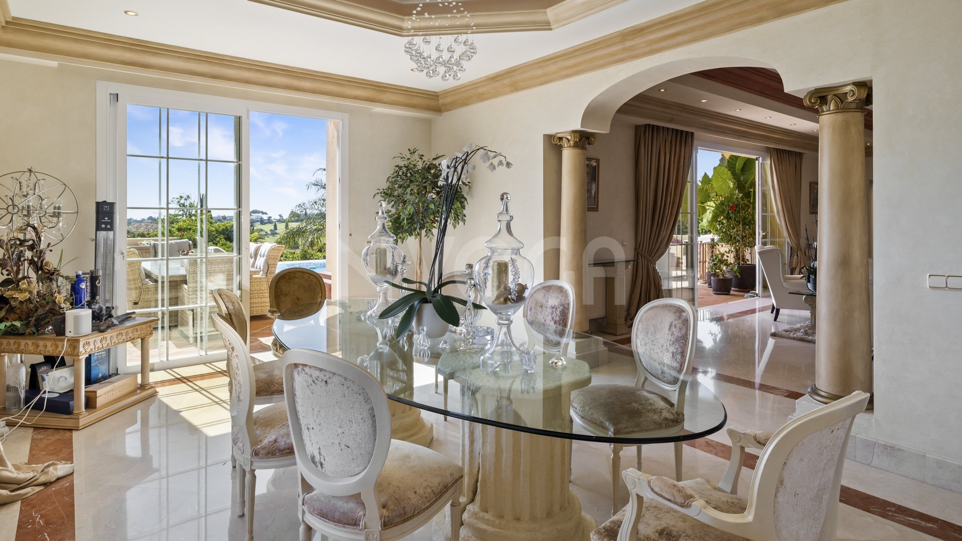 Classic style villa in El Paraíso Alto