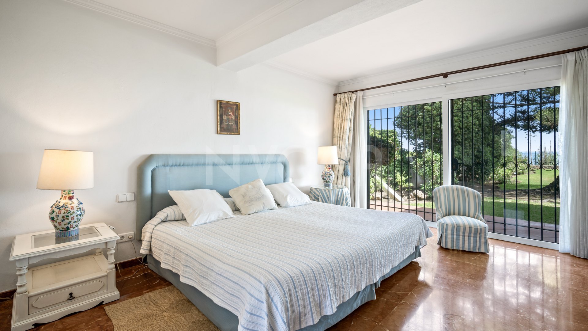 Beautiful classic beachfront villa in Estepona