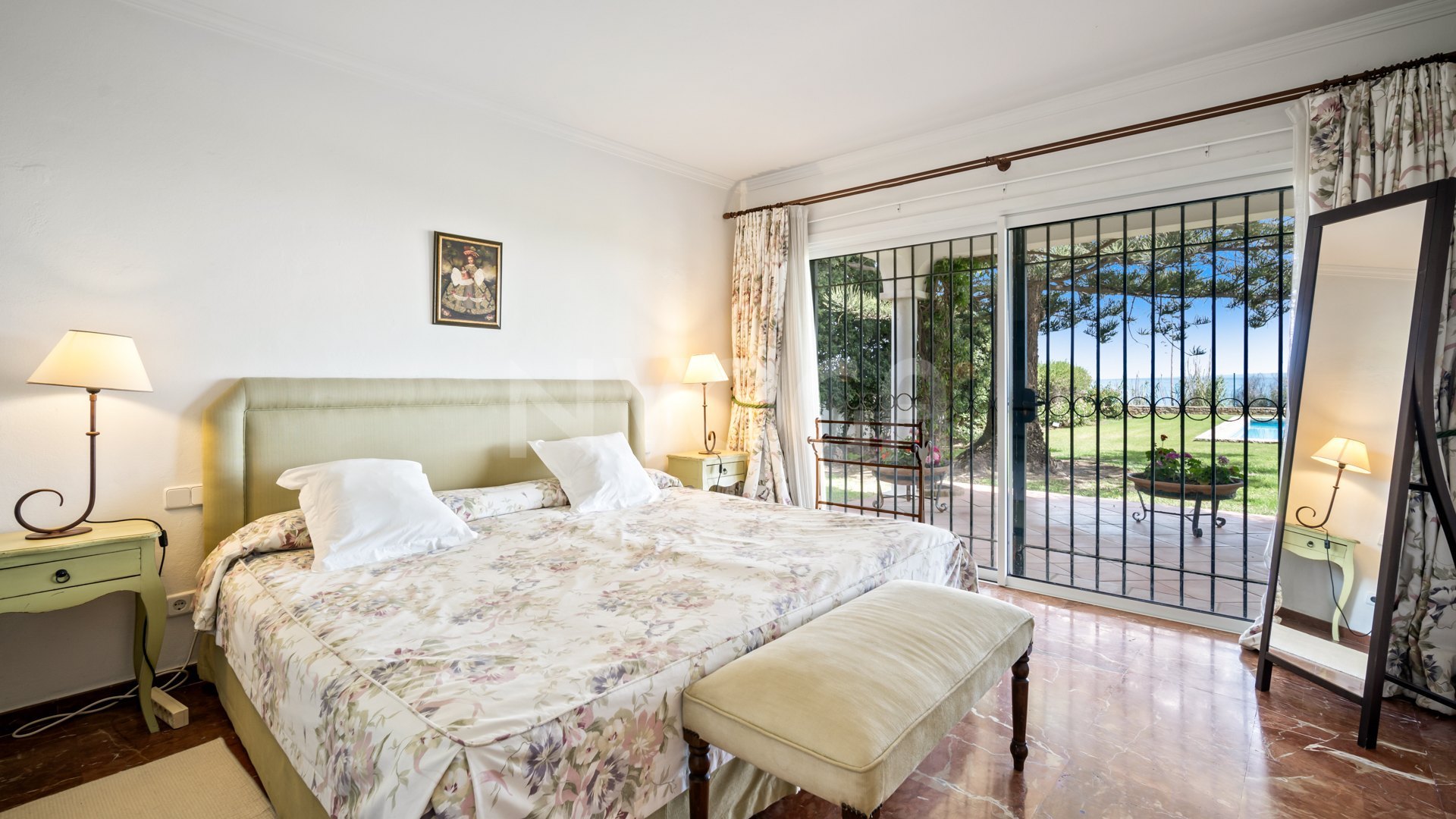 Beautiful classic beachfront villa in Estepona