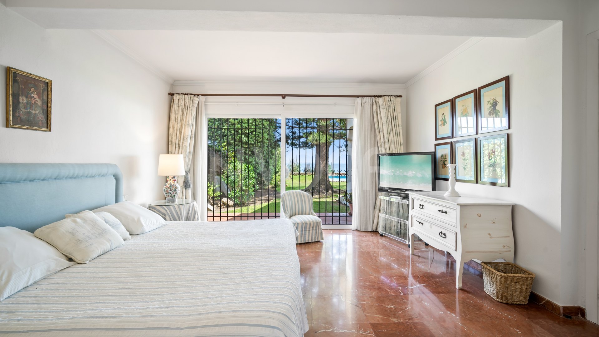 Beautiful classic beachfront villa in Estepona