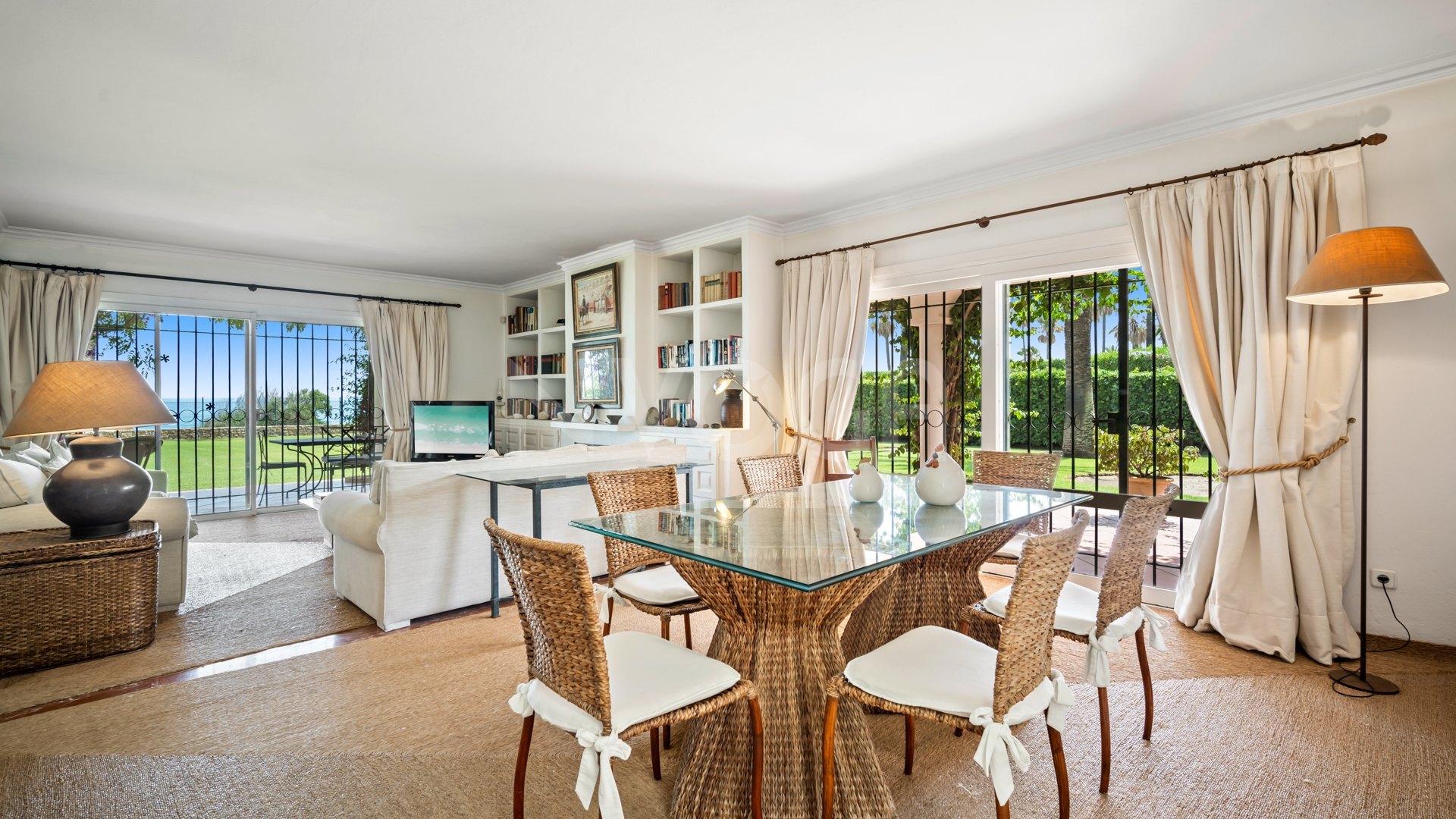 Beautiful classic beachfront villa in Estepona