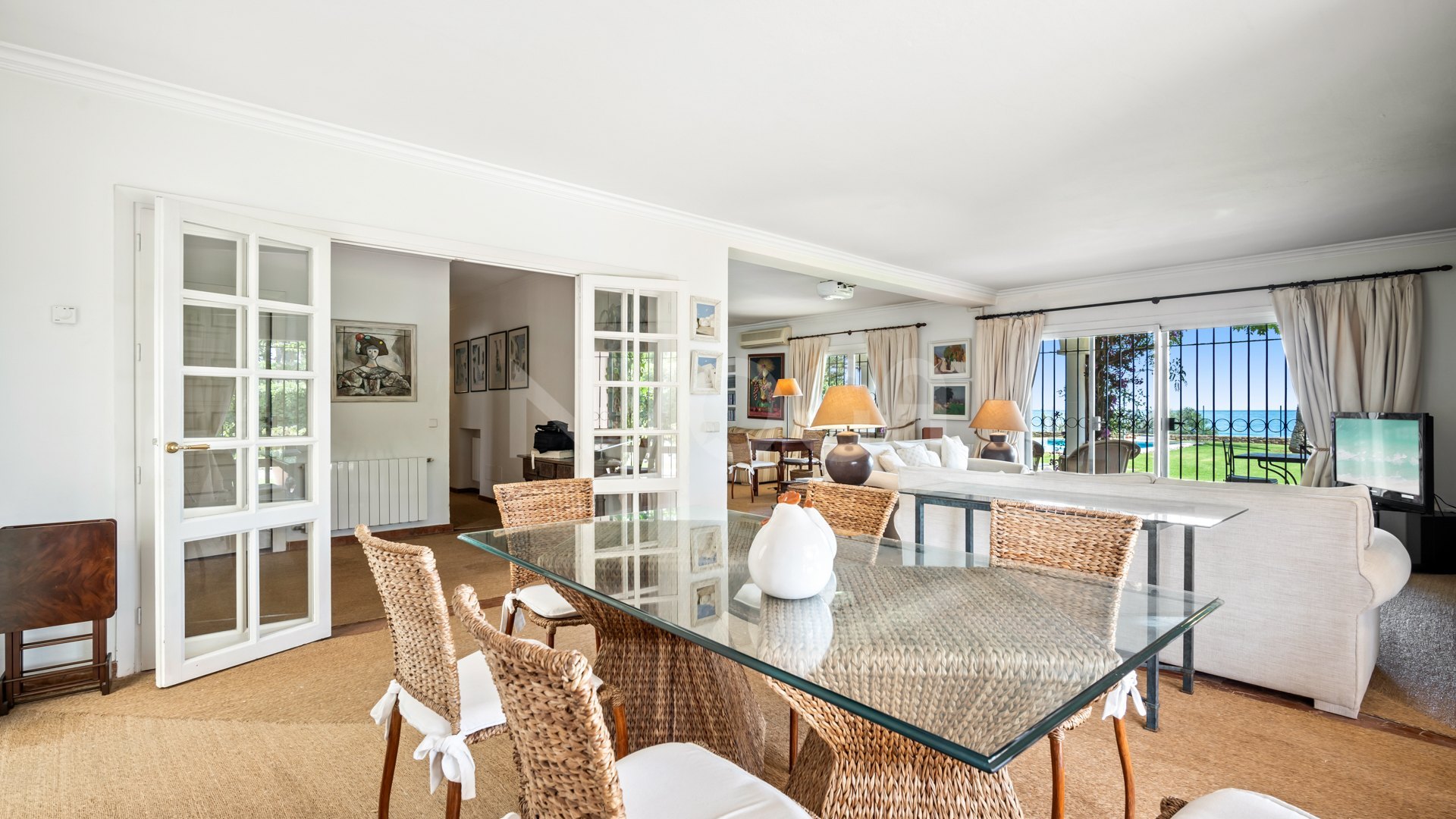 Beautiful classic beachfront villa in Estepona