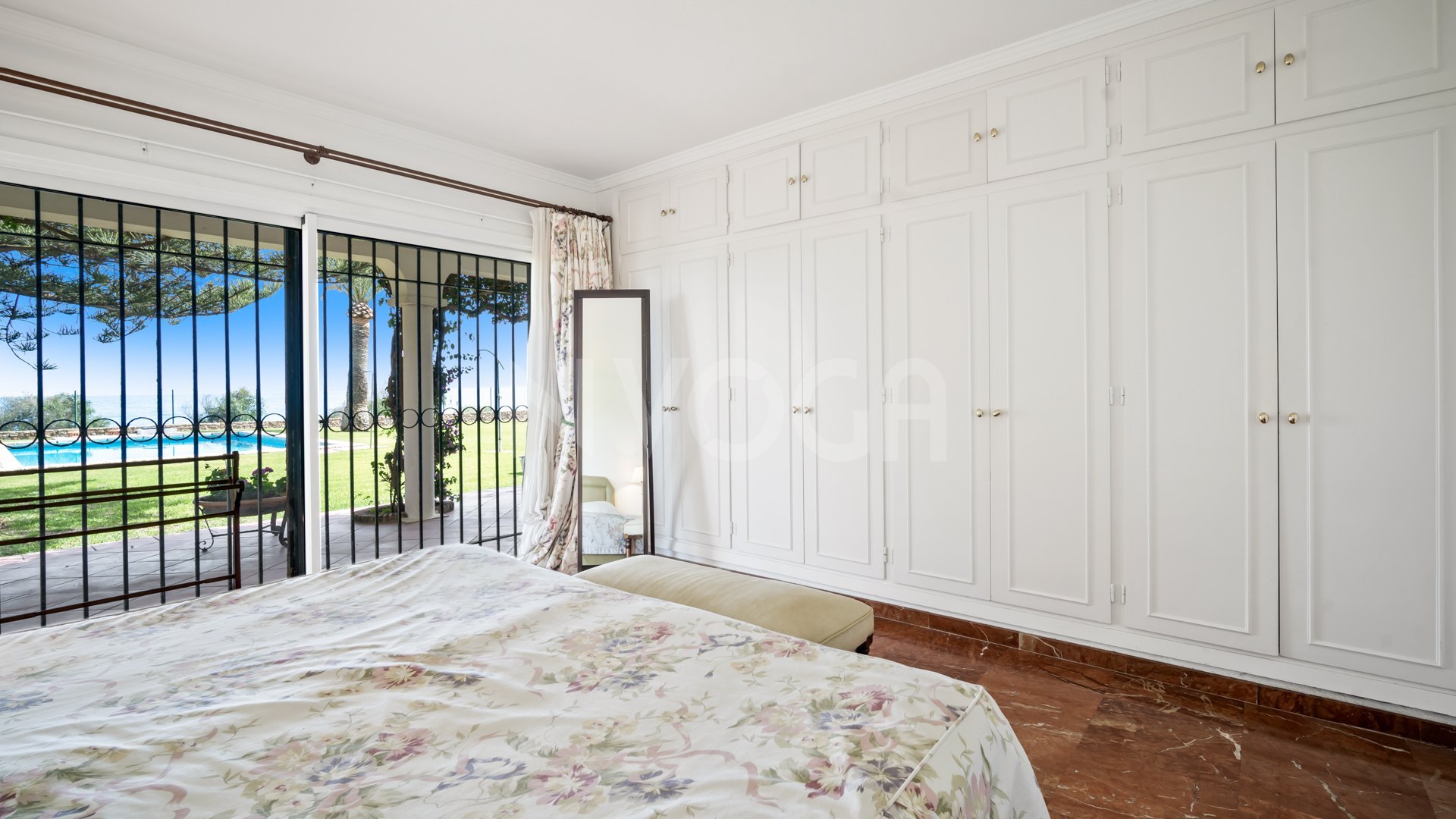 Beautiful classic beachfront villa in Estepona