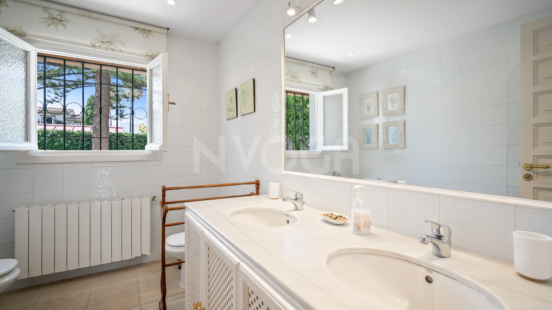 Beautiful classic beachfront villa in Estepona