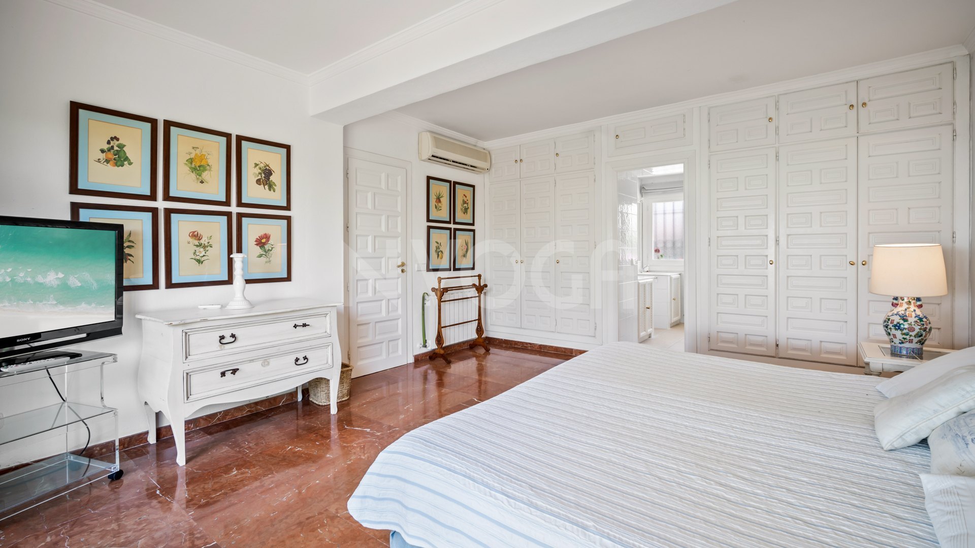 Beautiful classic beachfront villa in Estepona
