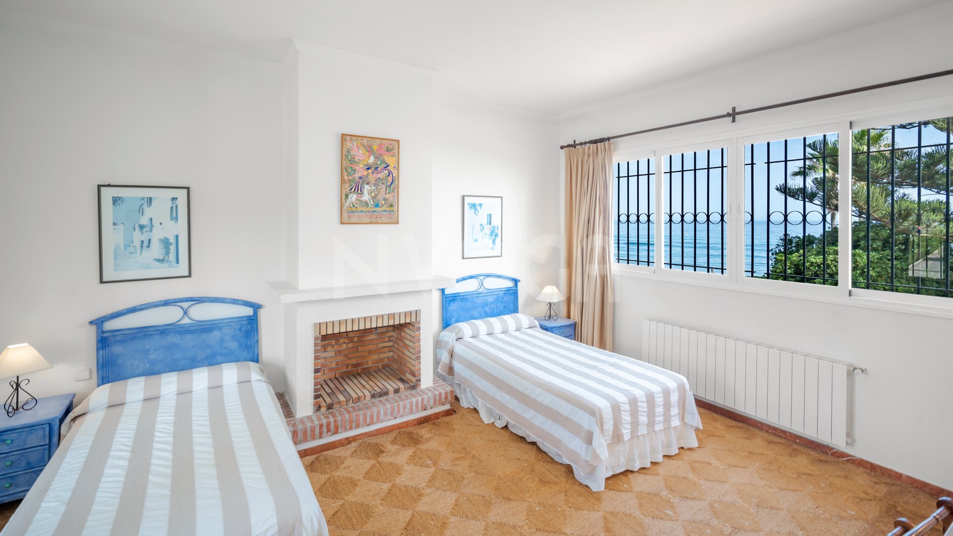Beautiful classic beachfront villa in Estepona