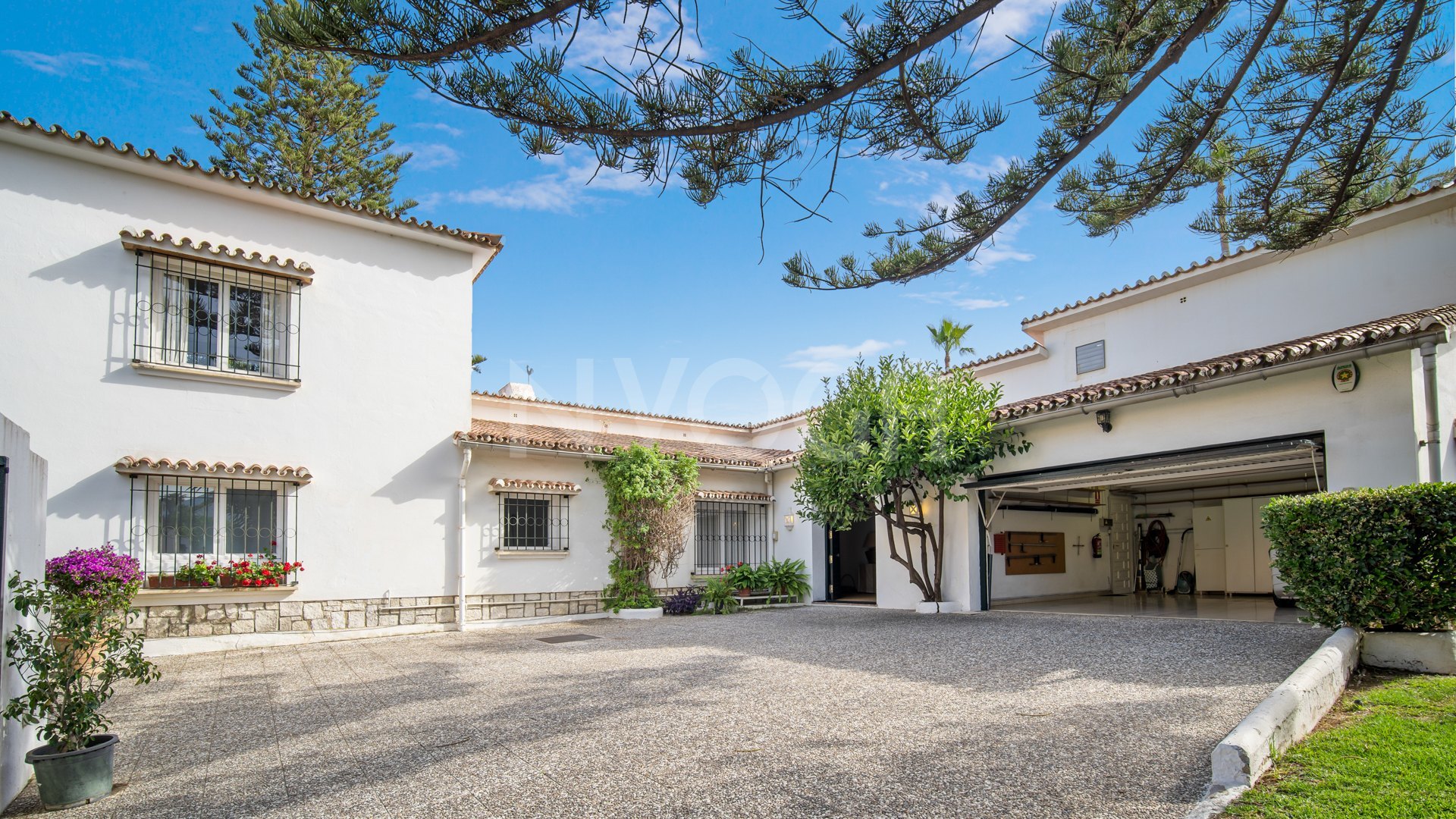 Beautiful classic beachfront villa in Estepona