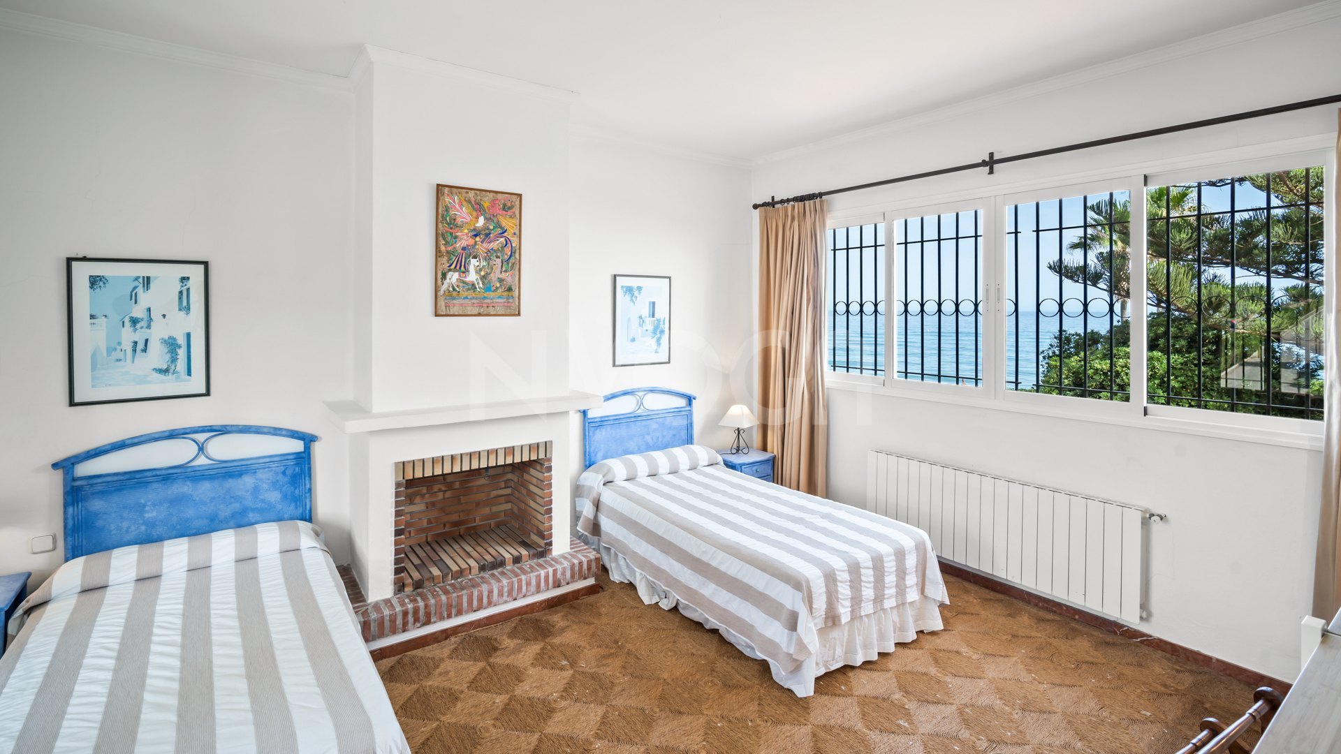 Beautiful classic beachfront villa in Estepona