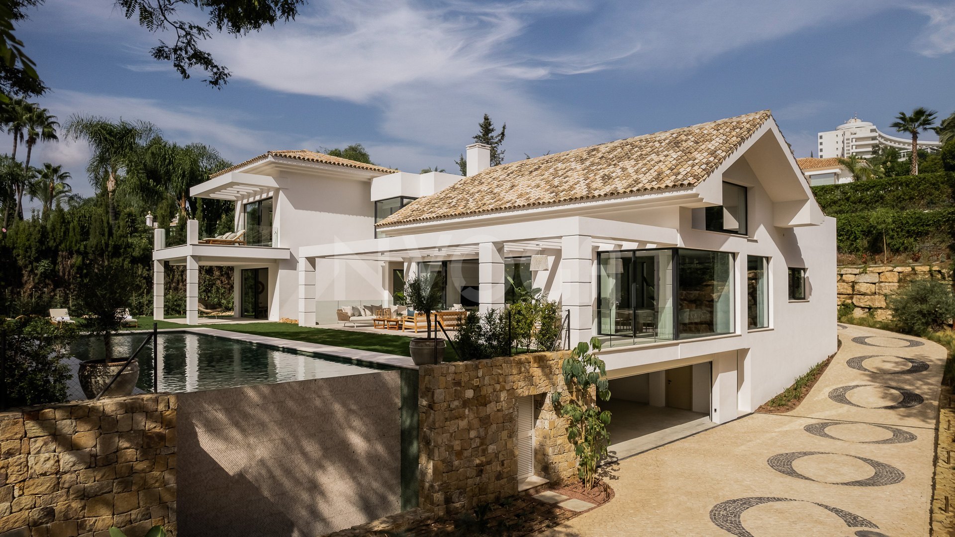 Preciosa villa de nueva construcción ubicada en El Paraíso, Estepona
