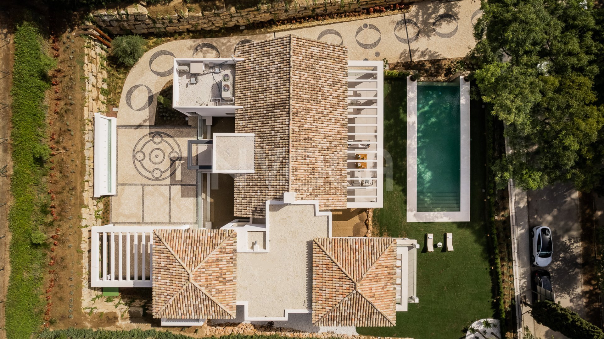 Preciosa villa de nueva construcción ubicada en El Paraíso, Estepona