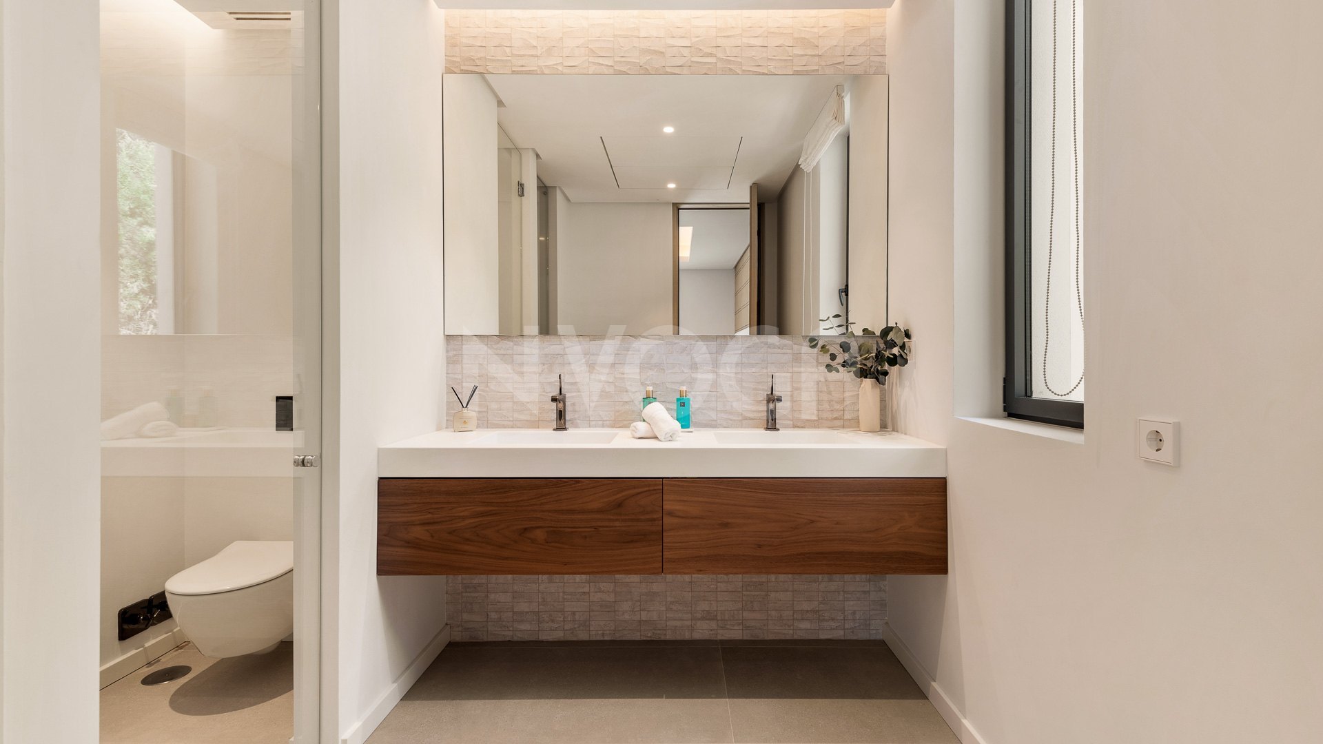 Preciosa villa de nueva construcción ubicada en El Paraíso, Estepona