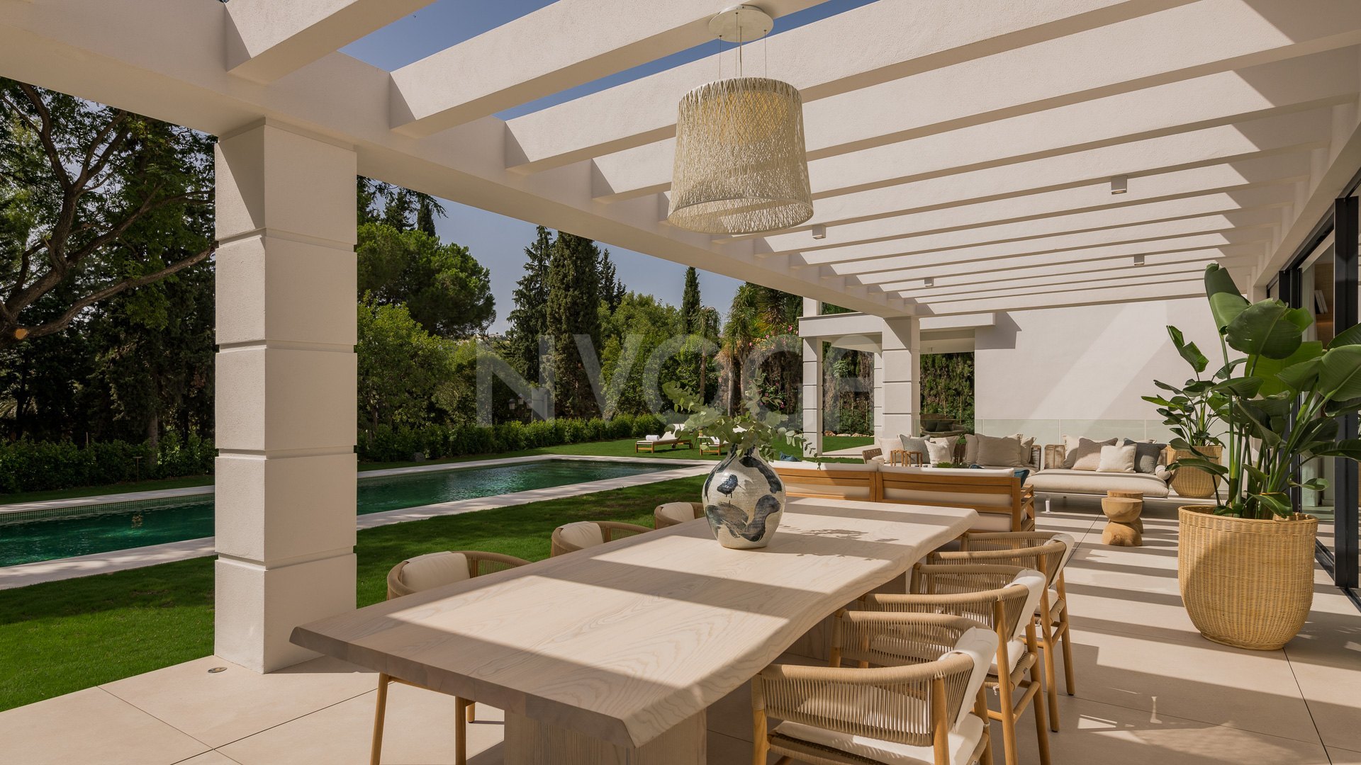 Preciosa villa de nueva construcción ubicada en El Paraíso, Estepona