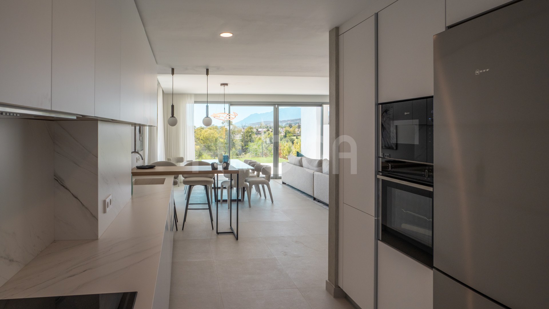 Treetops Villa 12, Fantástica vivienda con vistas panorámicas al golf , mar y montaña, en Guadalmina, Marbella.