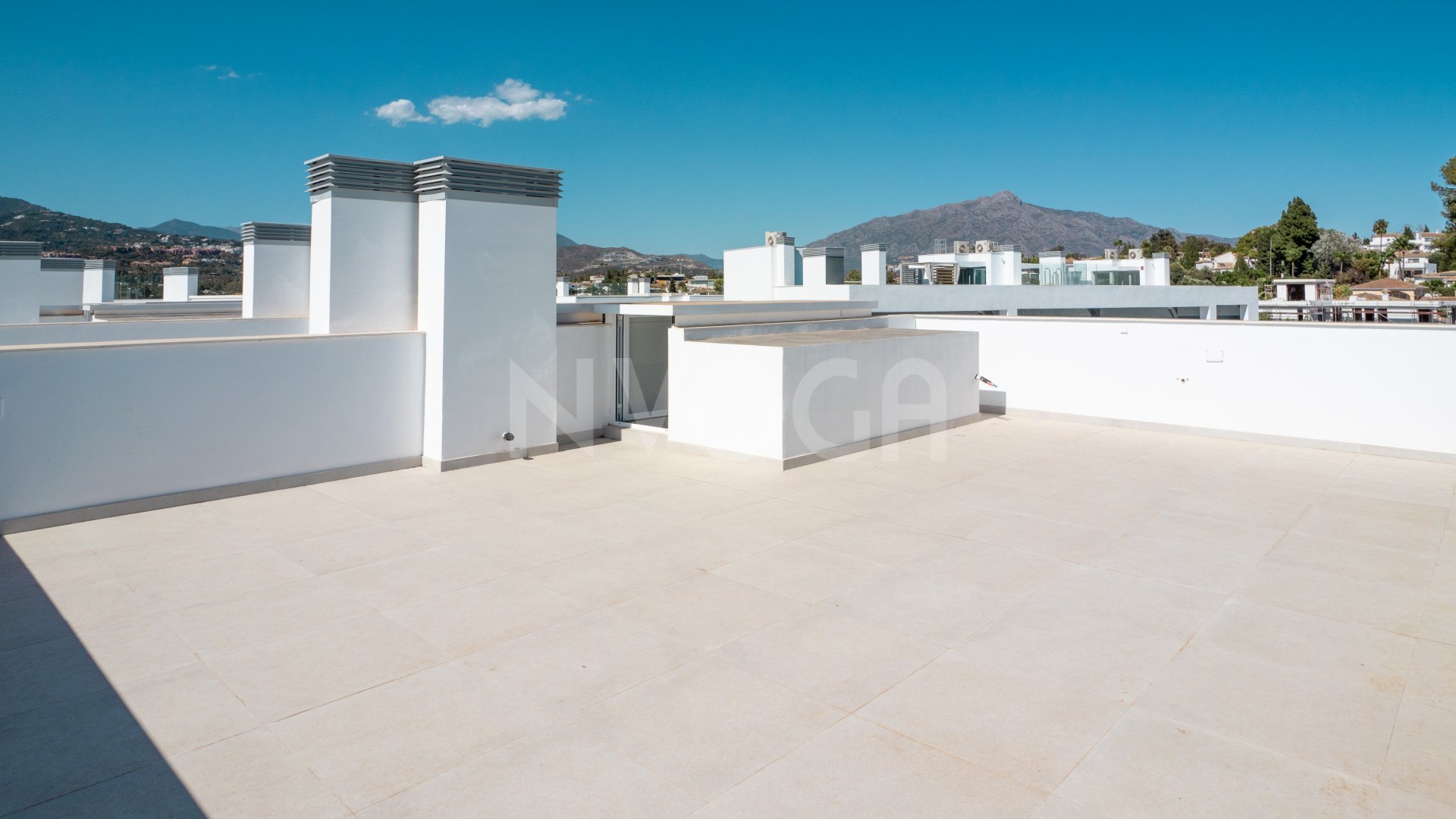 Treetops Villa 12, Fantástica vivienda con vistas panorámicas al golf , mar y montaña, en Guadalmina, Marbella.