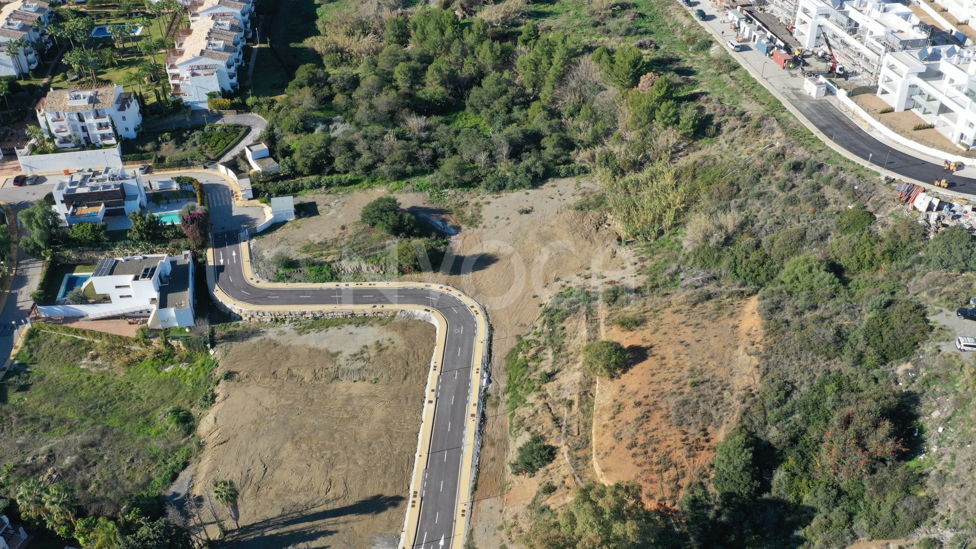 Lote de 8 parcelas en venta en la Nueva Milla de Oro, cerca de La Resina Golf, con licencia en trámite para construir villas modernas