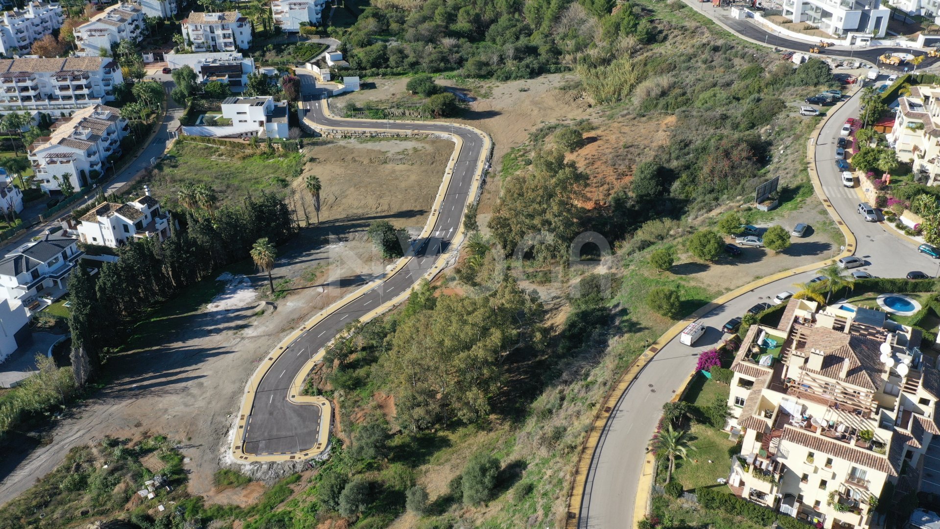 Lote de 8 parcelas en venta en la Nueva Milla de Oro, cerca de La Resina Golf, con licencia en trámite para construir villas modernas