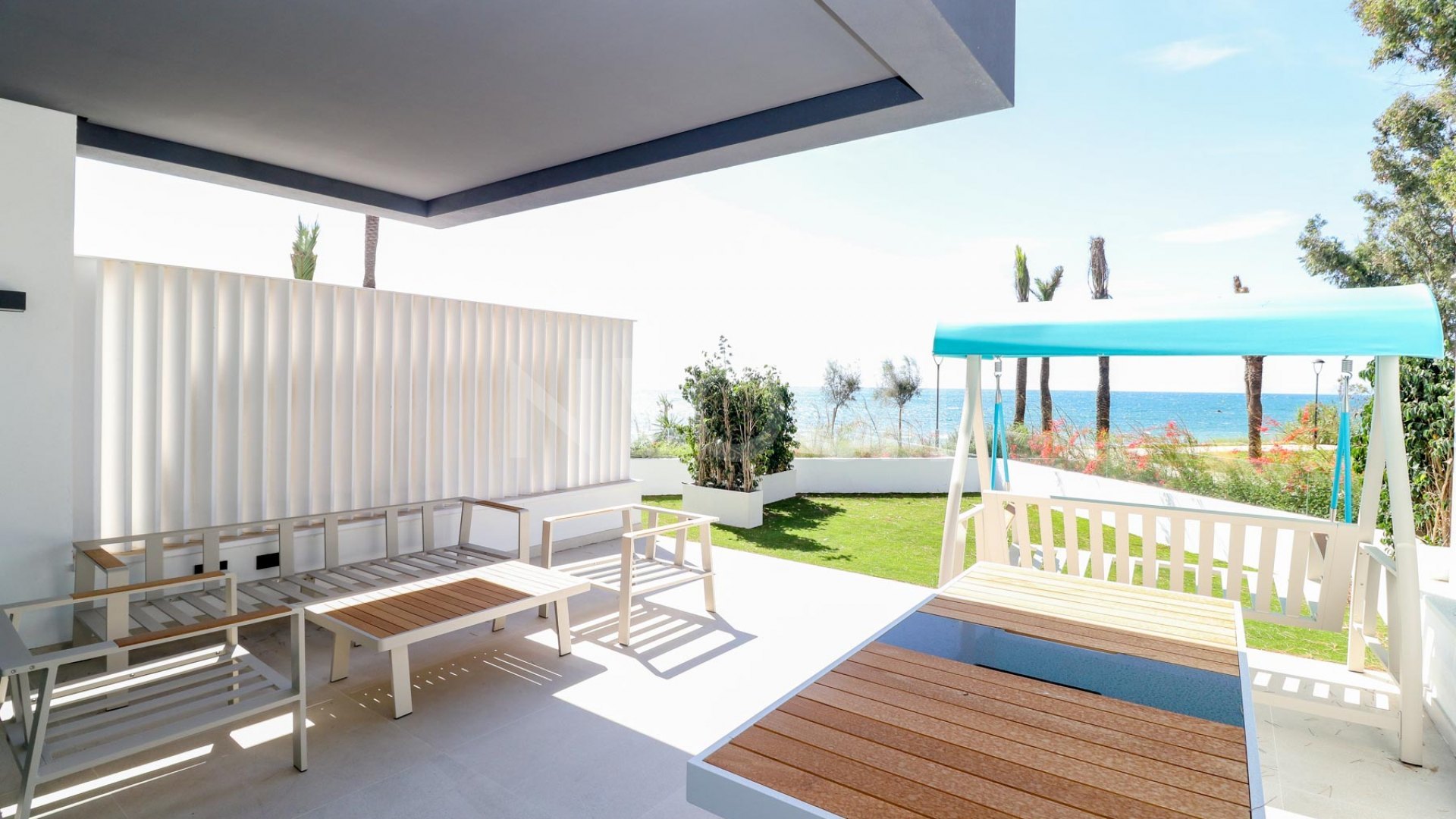 Maravillosa casa de 3 dormitorios en primera línea de playa en Estepona, con orientación sur y fantásticas vistas al mar
