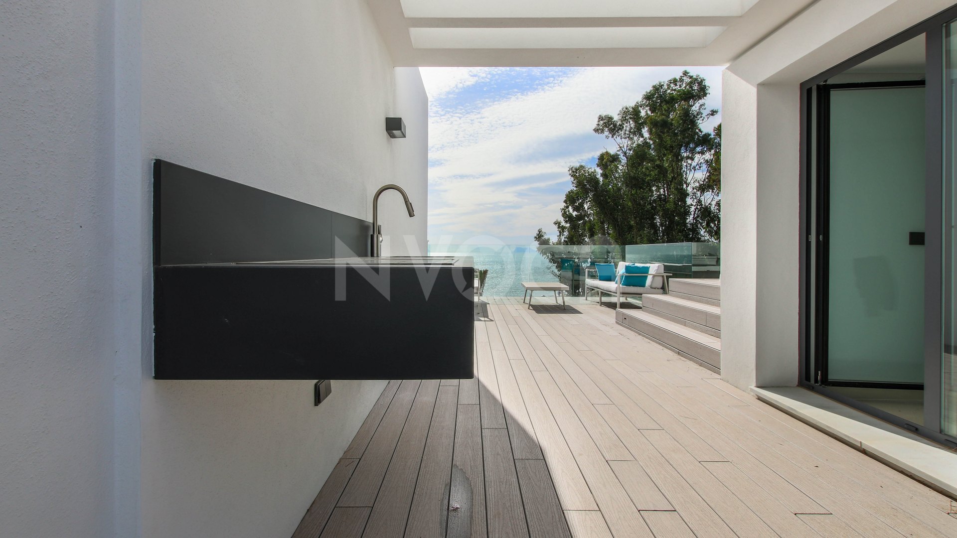 Maravillosa casa de 3 dormitorios en primera línea de playa en Estepona, con orientación sur y fantásticas vistas al mar